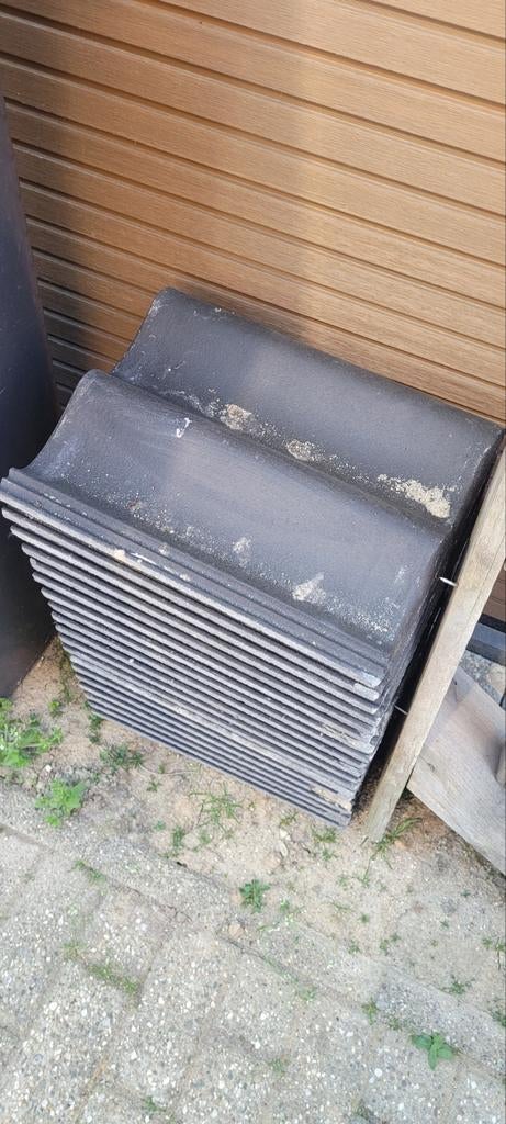 GRATIS AFHALEN 103 betonpannen - Gebruikte dakpannen, Doe-het-zelf en Verbouw, Dakpannen en Dakbedekking, Ophalen, Steen of Klei