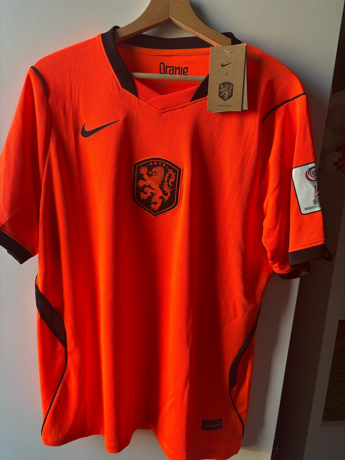 Nederlands Elftal Shirt 2026 Nieuw met Prijskaartje, Nieuw, Oranje, Ophalen of Verzenden, Maat 42/44 (L)