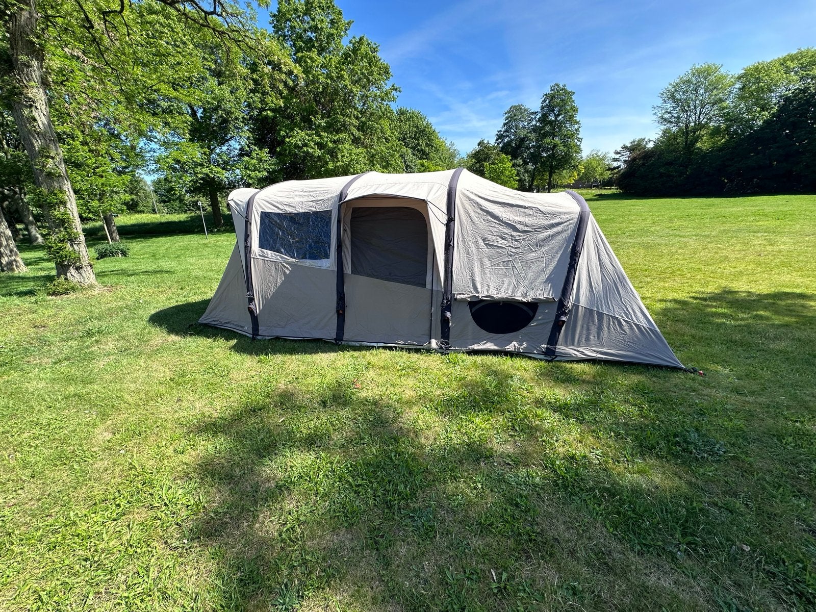 Ruime opblaasbare tent - Ideaal voor gezinsvakanties, Caravans en Kamperen, Tenten, Ophalen, Zo goed als nieuw, Tot en met 6
