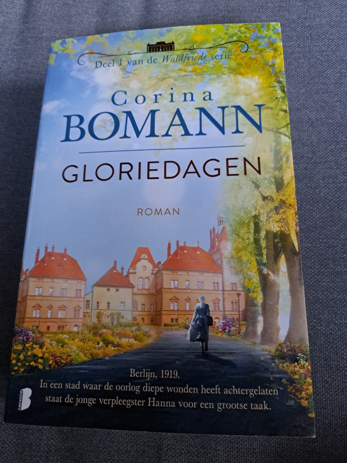 Gloriedagen - Corina Bomann (Deel 1 WaldFriede-serie), Boeken, Ophalen of Verzenden, Zo goed als nieuw, Corina Bomann, Europa overig