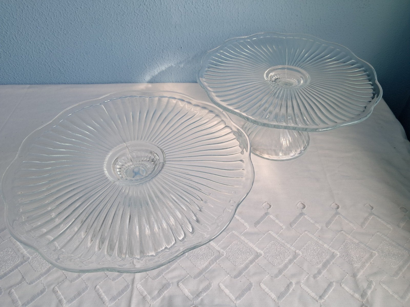 Prachtige elegant glazen taartplateau's op voet. Per stuk:, Ophalen of Verzenden