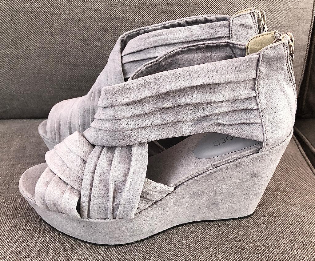 Open schoenen suede lichtgrijs met sleehak, H&M, mt 40 NIEUW, H&M, Nieuw, Ophalen of Verzenden, Schoenen met hoge hakken