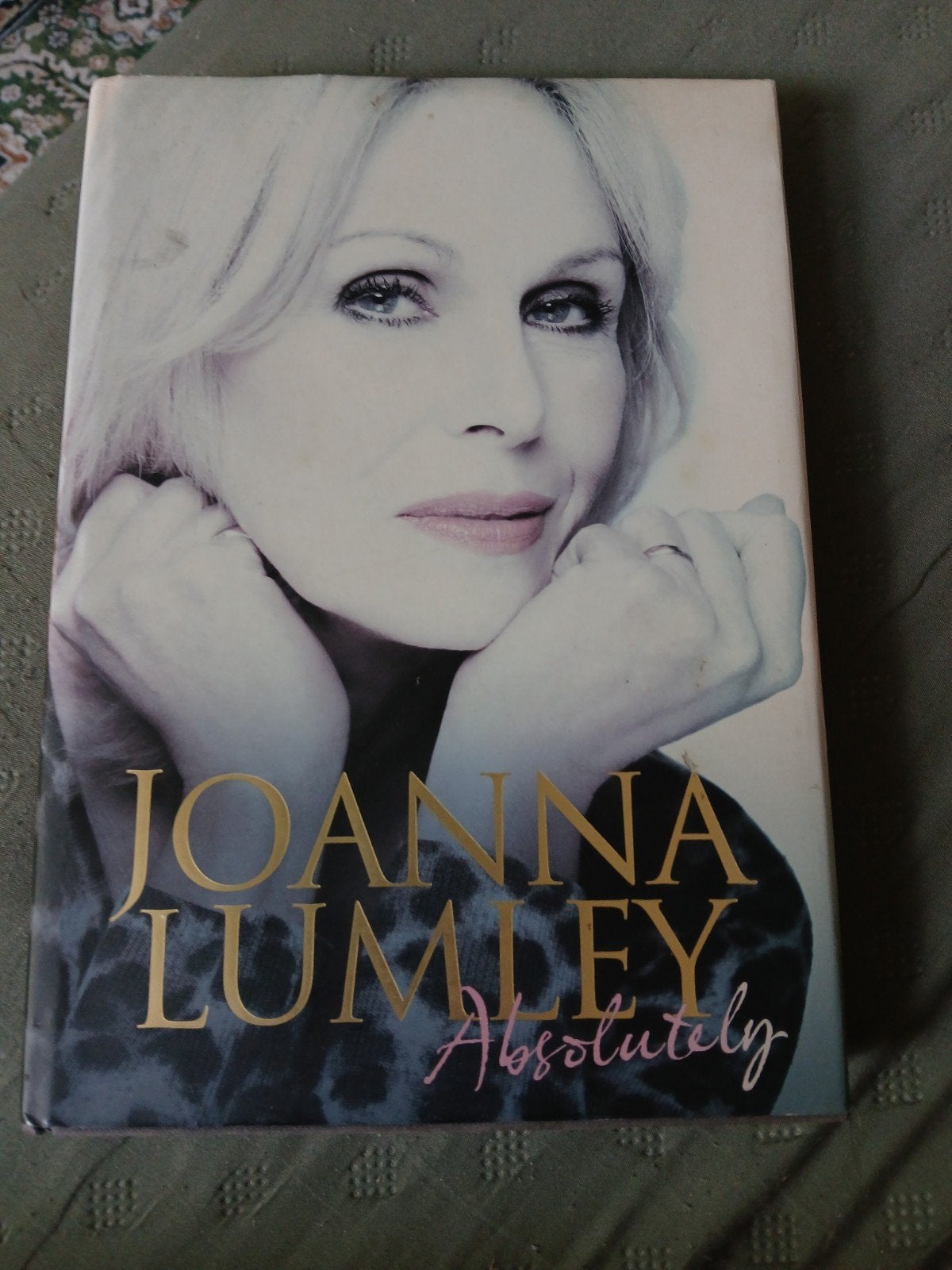 Joanna Lumley Absolutely - Gesigneerd Hardcover, Boeken, Biografieën, Verzenden, Zo goed als nieuw, Joanna Lumley, Film, Tv en Media