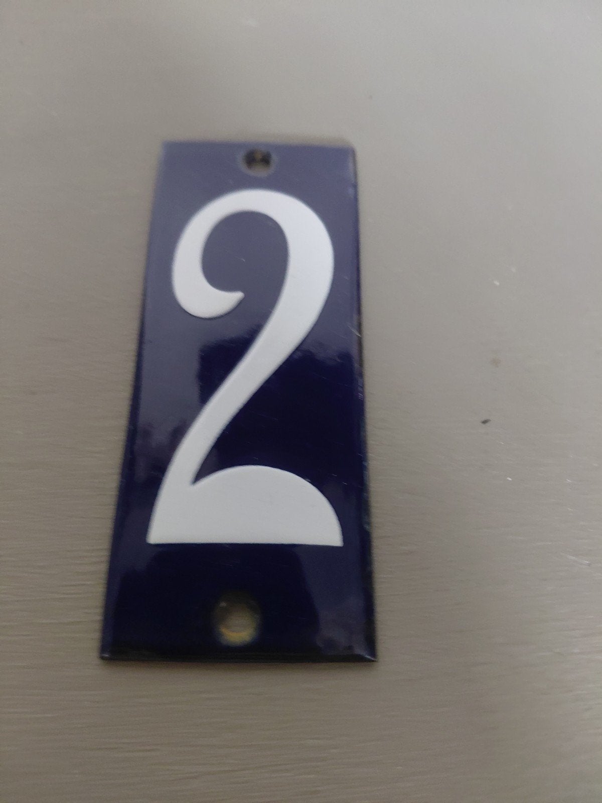 Vintage emaille huisnummer 2 donkerblauw wit, Antiek en Kunst, Ophalen of Verzenden