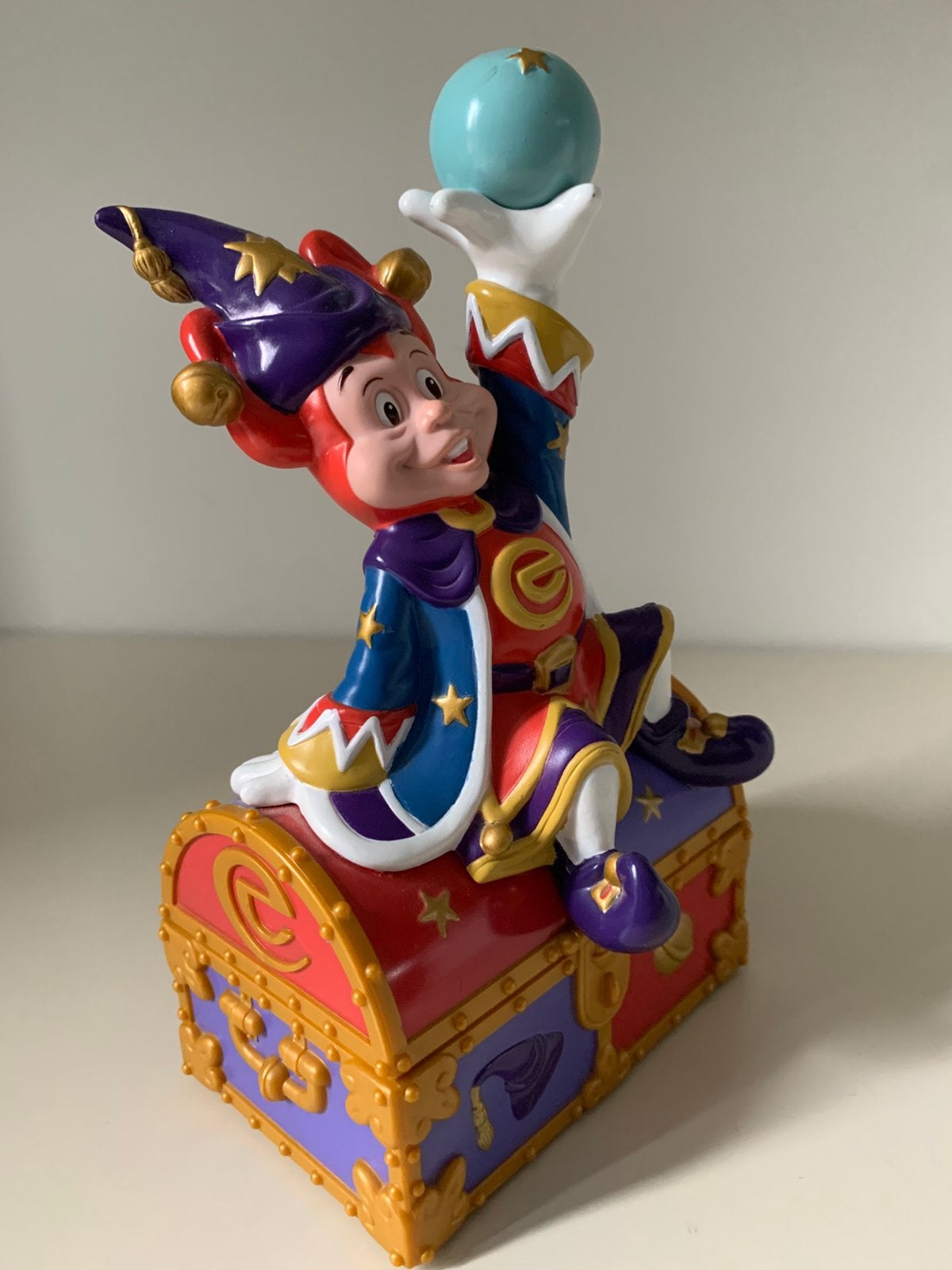 Efteling PARDOES OP SCHATKIST NIEUWSTAAT hoog 21cm Efteling, Ophalen of Verzenden, Zo goed als nieuw, Beeldje of Poppetje