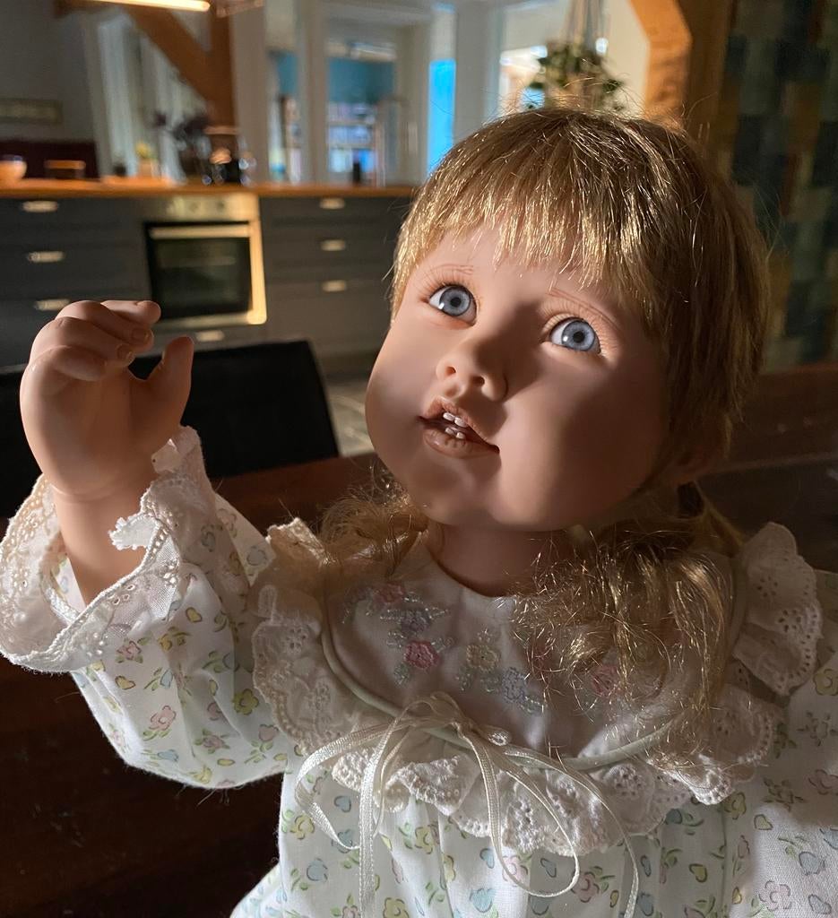 Ashton Drake Galleries doll van Julie Fischer, Ophalen of Verzenden, Zo goed als nieuw, Pop