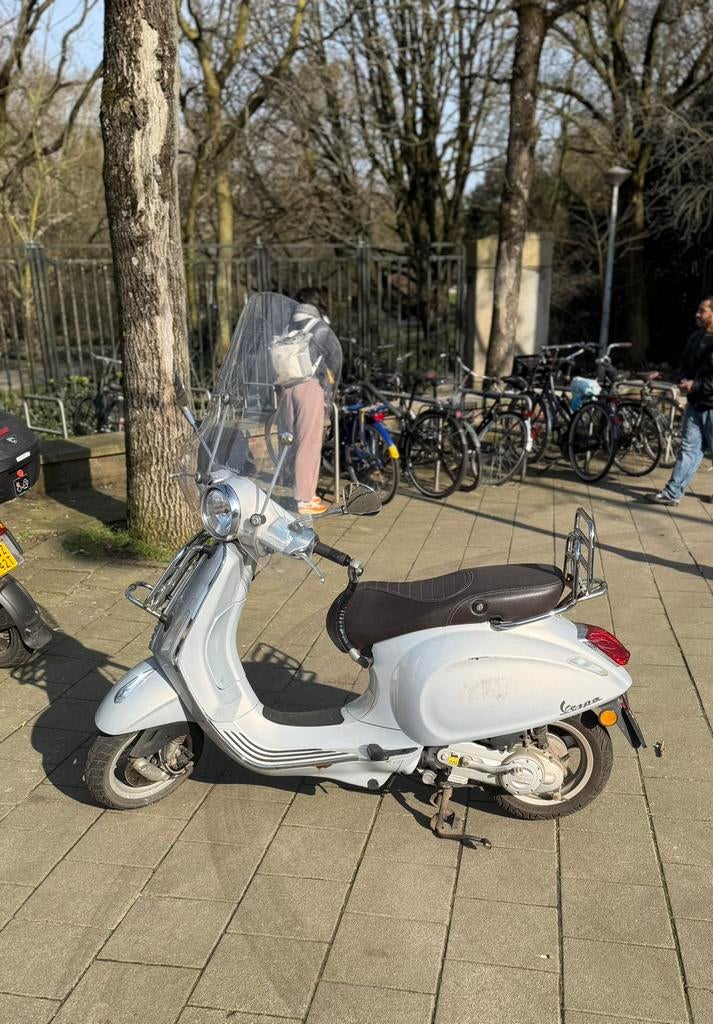 Vespa Primavera grijs, Fietsen en Brommers, Scooters | Vespa, Ophalen, Zo goed als nieuw, Benzine, Overige modellen