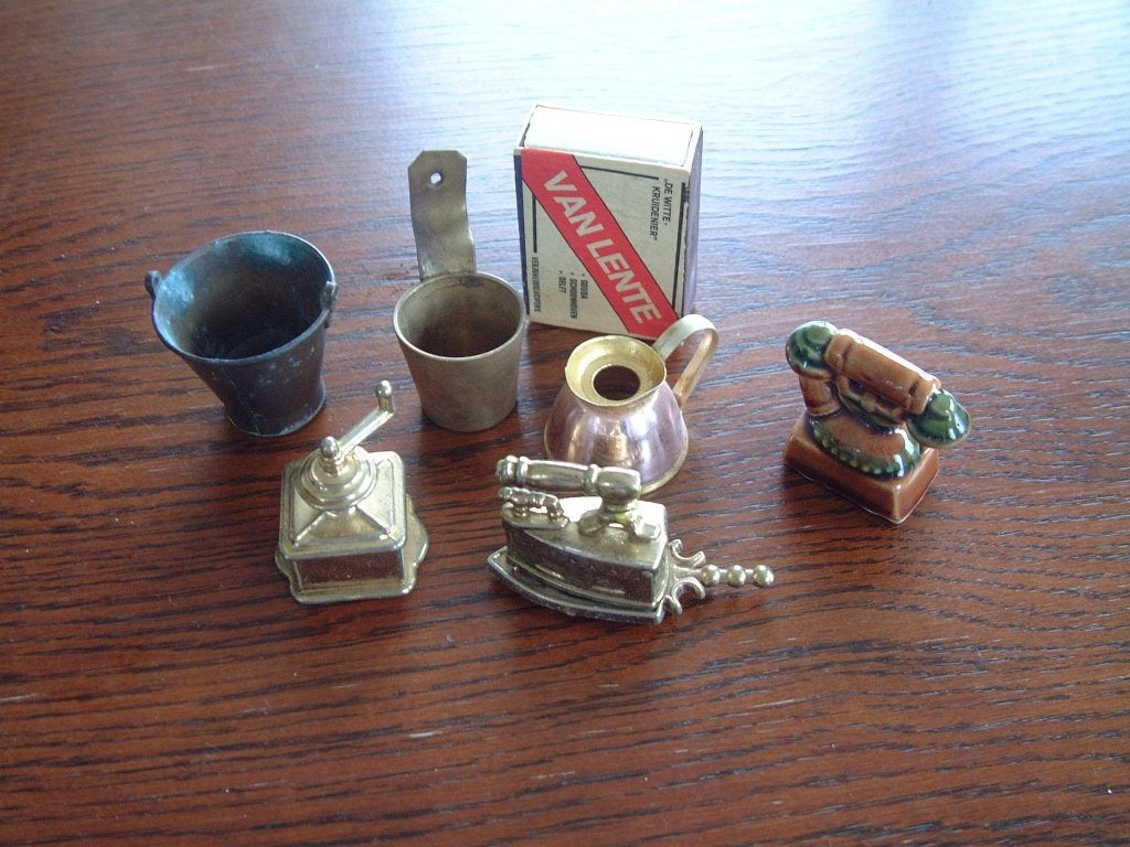 6 miniaturen koffiemolen strijkijzer telefoon emmer enz, Ophalen of Verzenden, Gebruikt