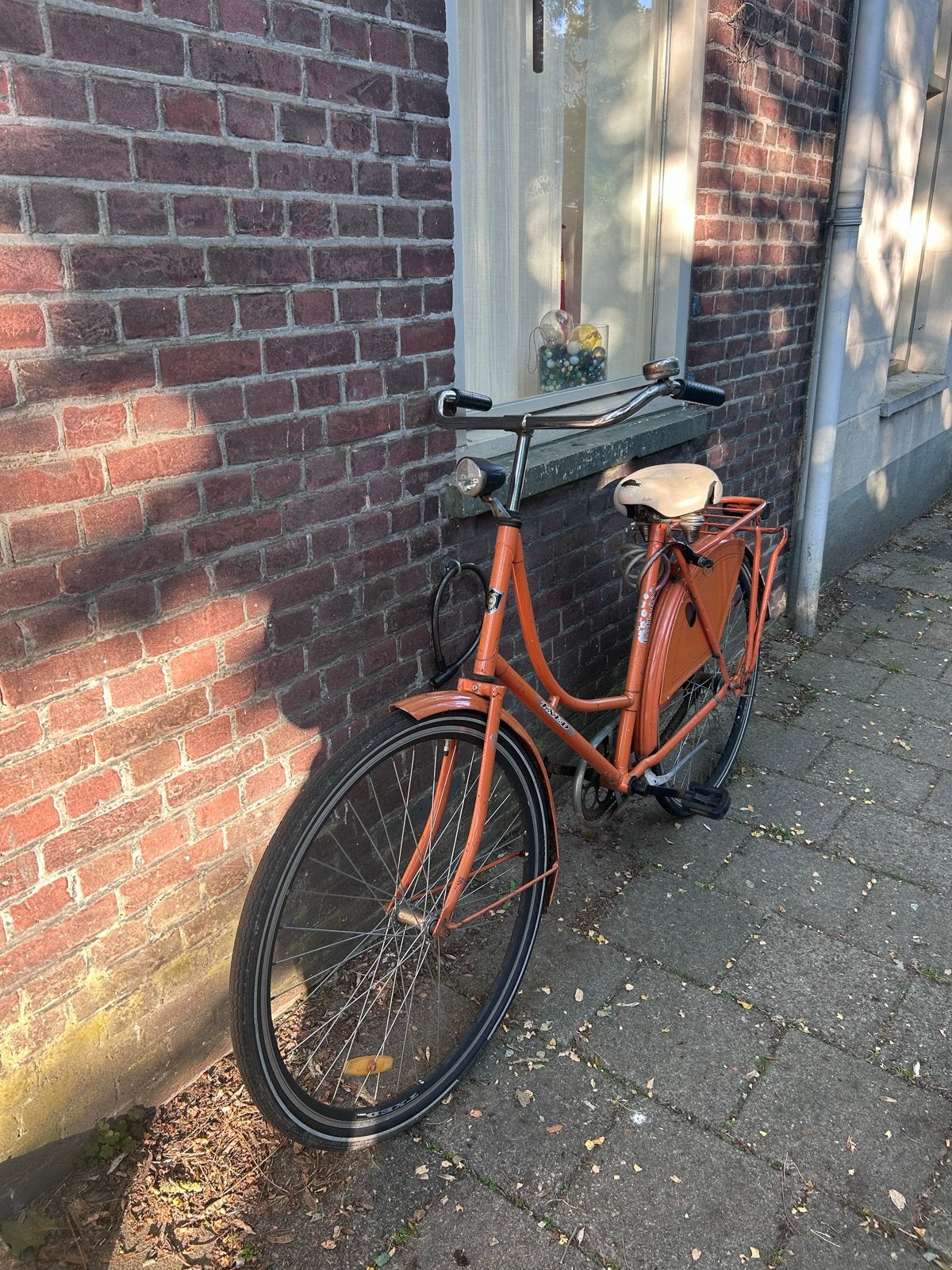 Oranje damesfiets met lage instap en bagagedrager, Velgrem, Ophalen, Overige merken, 53 tot 56 cm