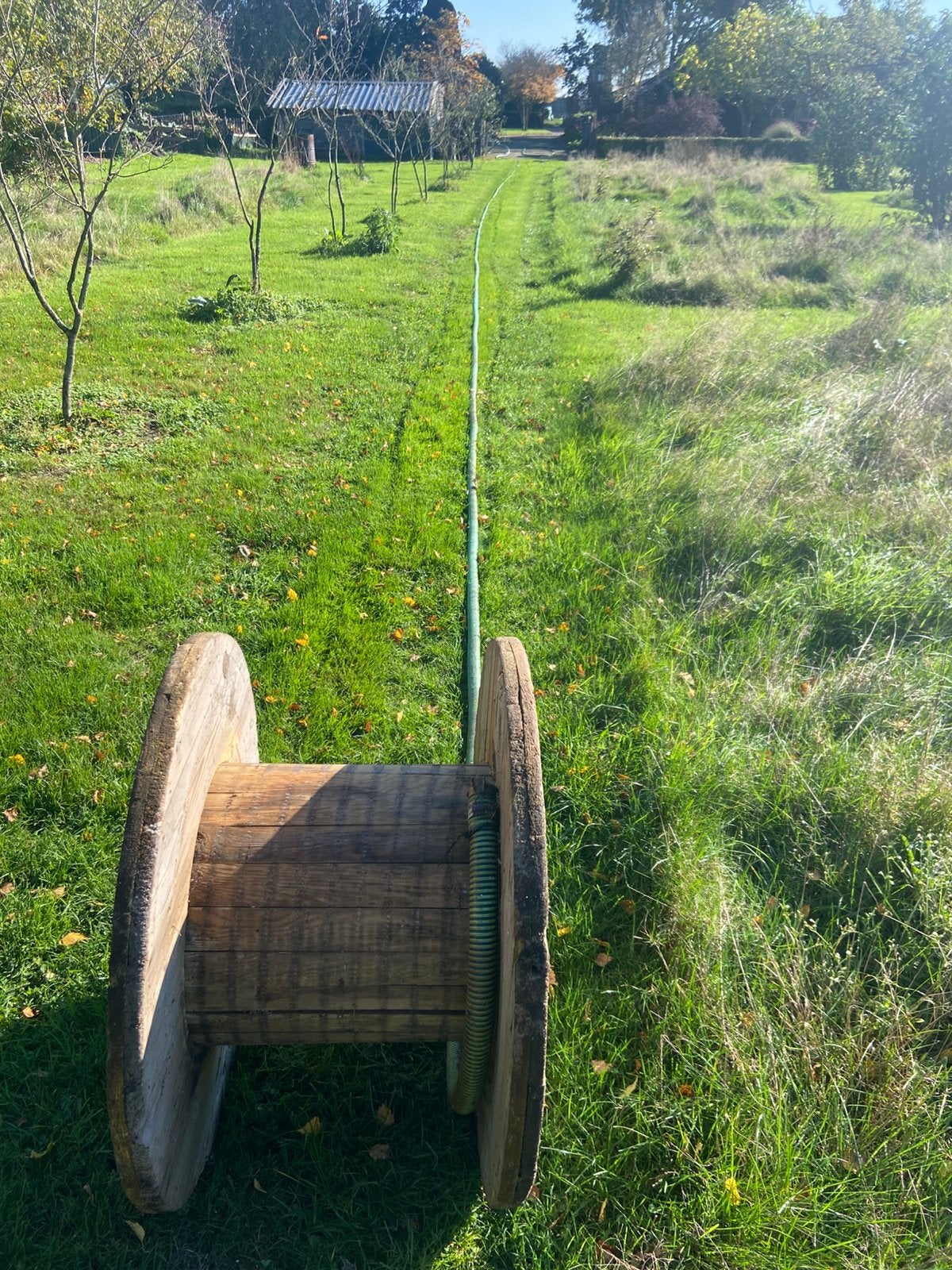 Houten haspel met 32 mm gewapende slang, Ophalen, Gebruikt, Tuinslanghaspel
