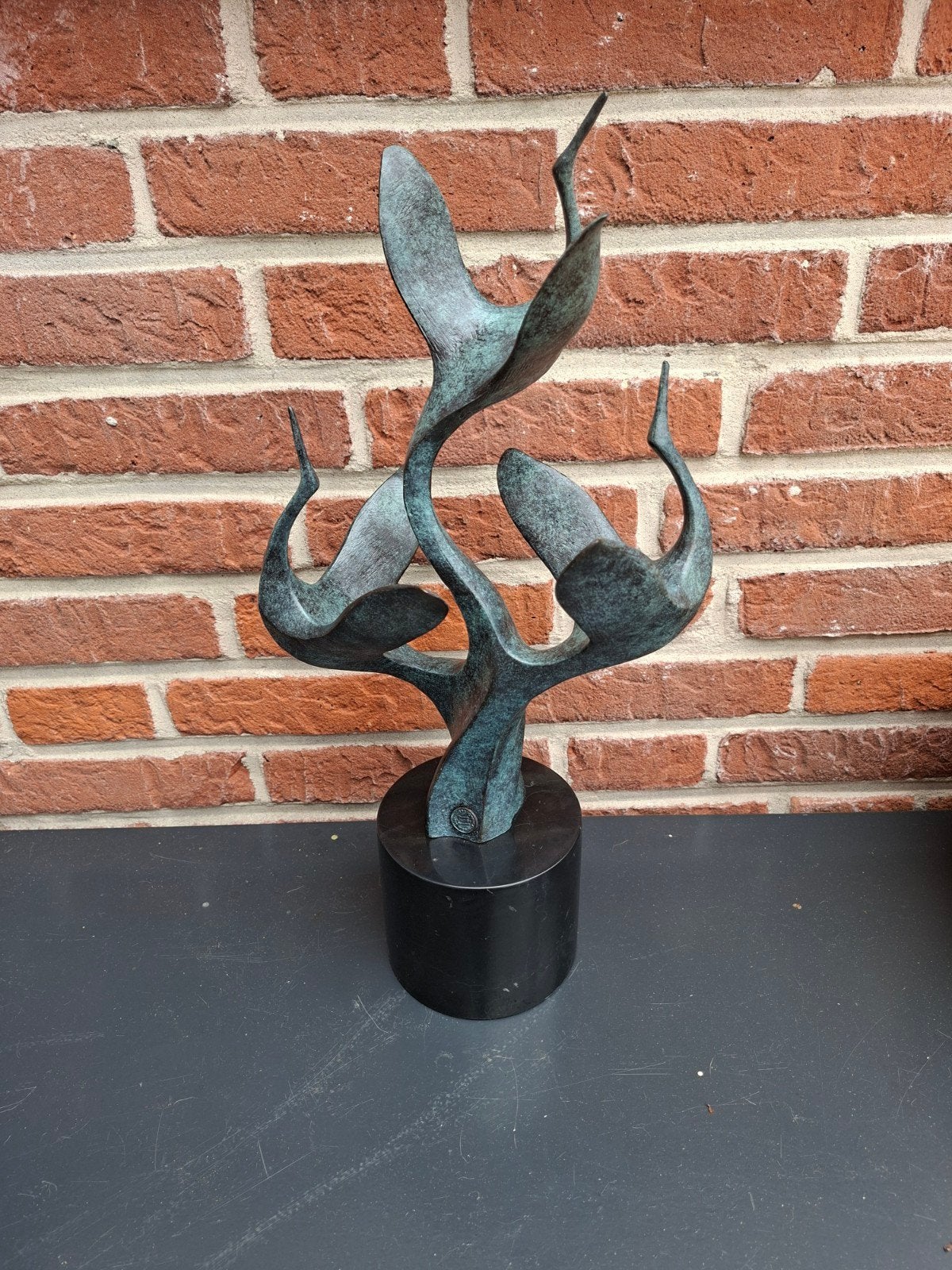 Abstract bronzen beeld van vogels op marmeren sokkel, Antiek en Kunst, Kunst | Beelden en Houtsnijwerken, Gepatineerd, Ophalen of Verzenden