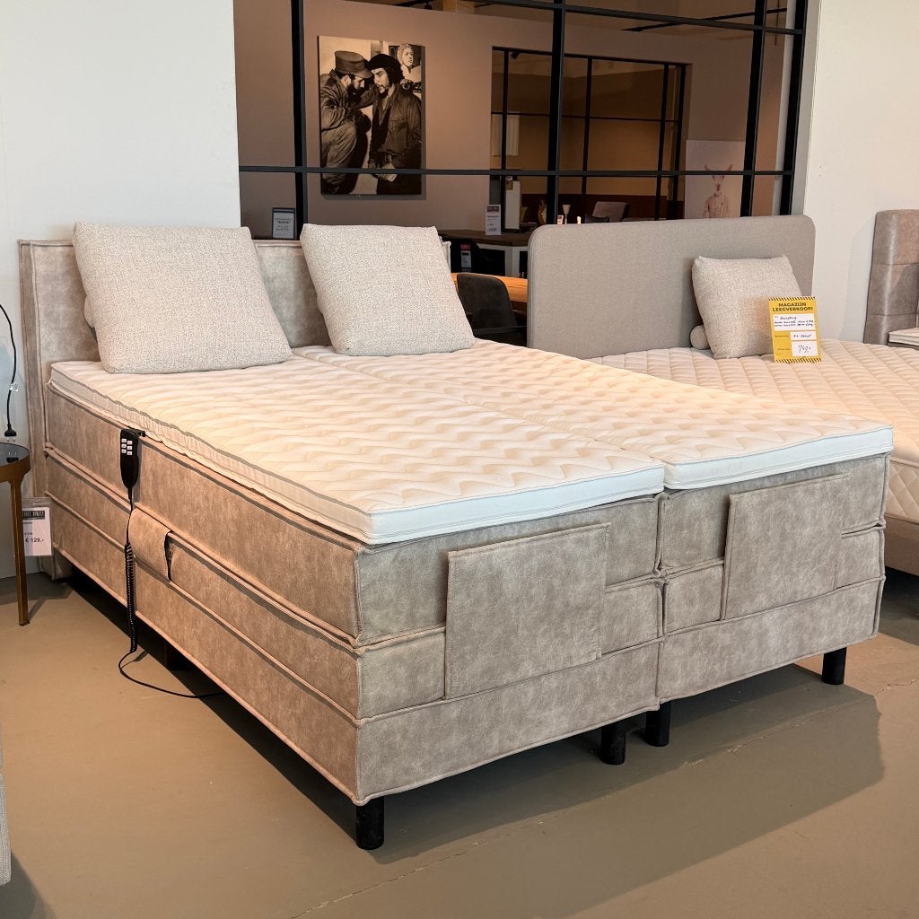 Zeer luxe boxspring electrisch verstelbaar taupe, Ophalen, 180 cm, 200 cm, Nieuw