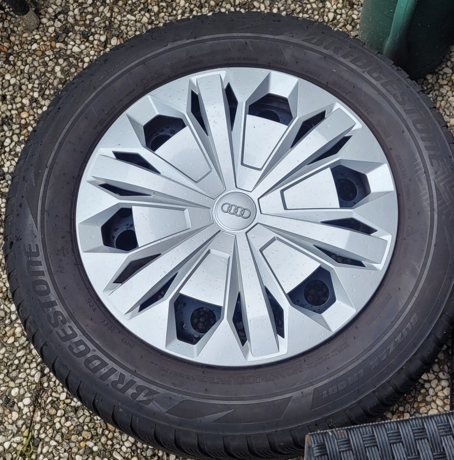 Audi winterbanden met wieldoppen - Bridgestone Blizzak, Ophalen, Zo goed als nieuw