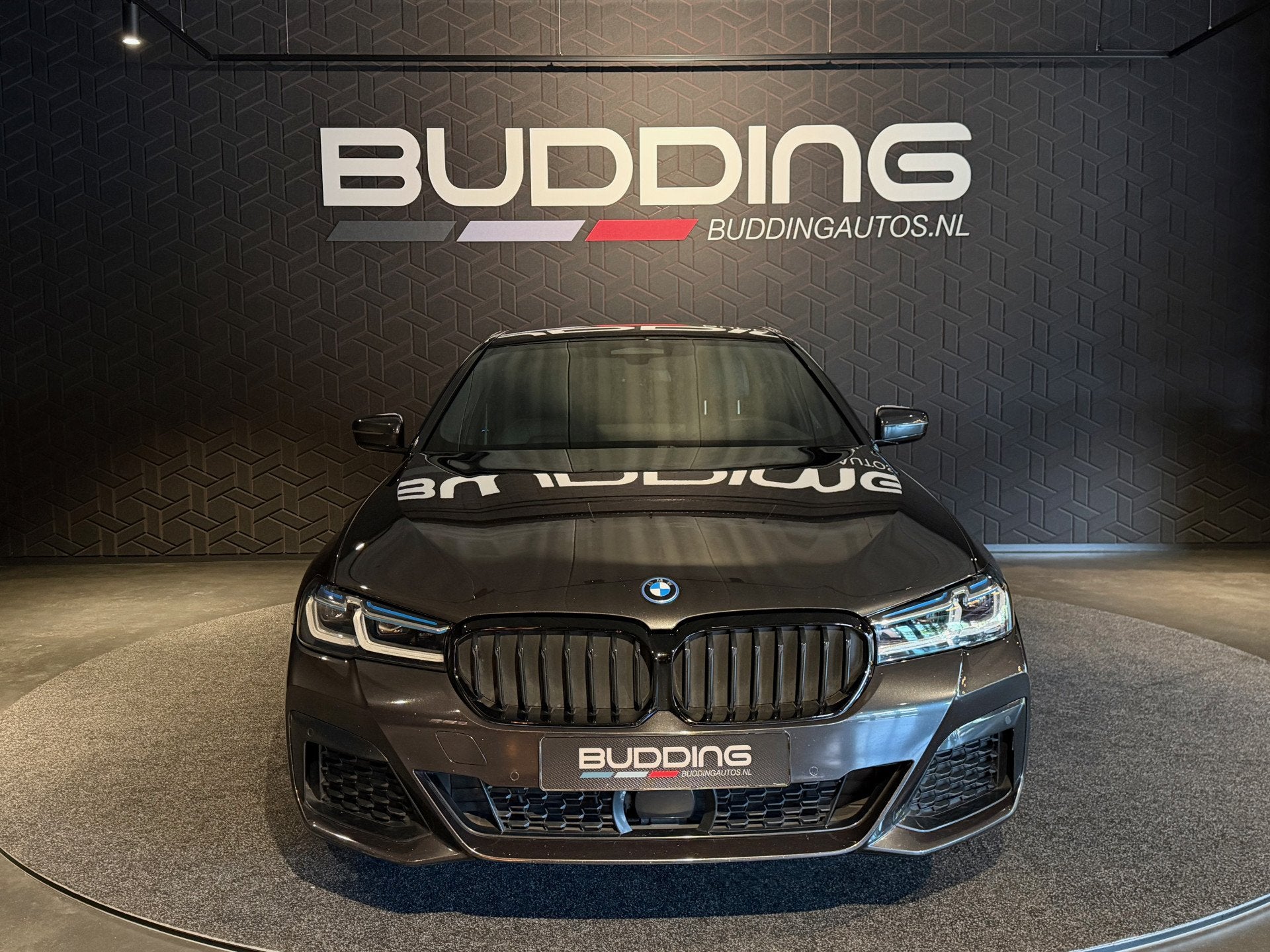 BMW 5 Serie 545e xDrive Business Ed | M-sport | Soft-close |, Auto's, Gebruikt, 2000 kg, 120 €/maand, Bedrijf