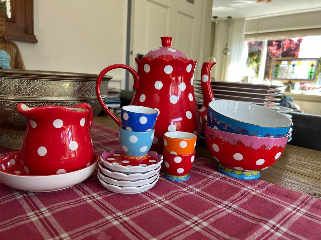 Vrolijk oilily servies : theepot, melkkan, kommen en mee, Ophalen, Gebruikt, Keramiek, Bord(en)