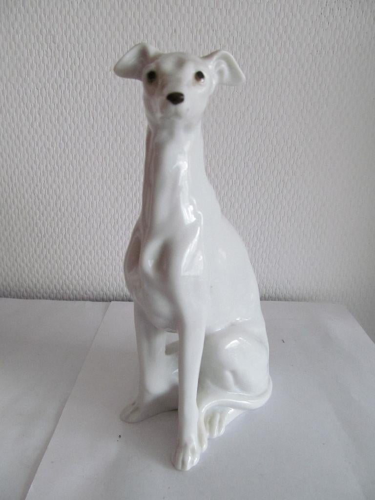 Porselein beeldje van een greyhound - windhond, Antiek en Kunst, Ophalen