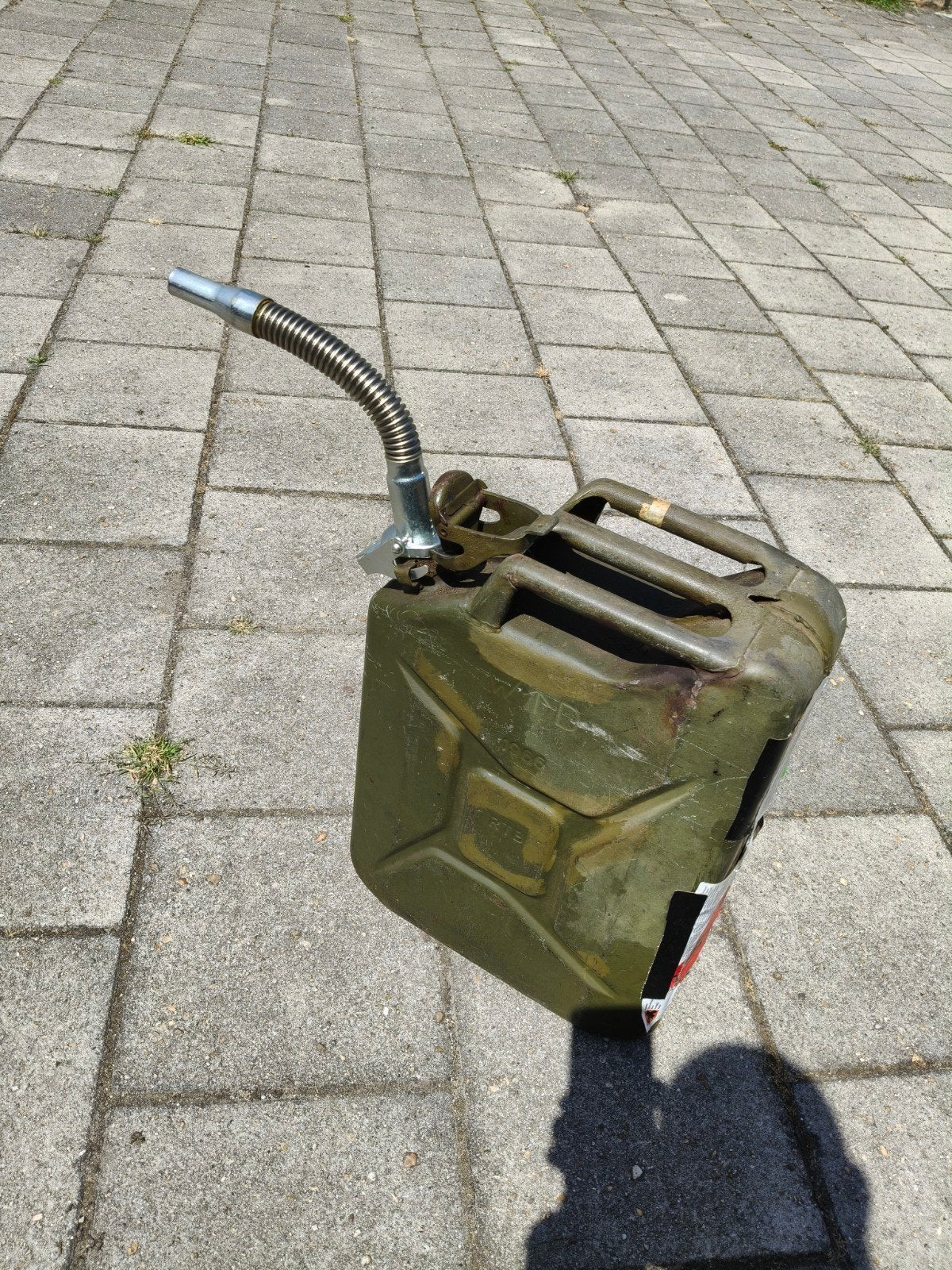 TE KOOP TWEE LEGER JERRYCANS, Twee personen, Ticket of Toegangskaart