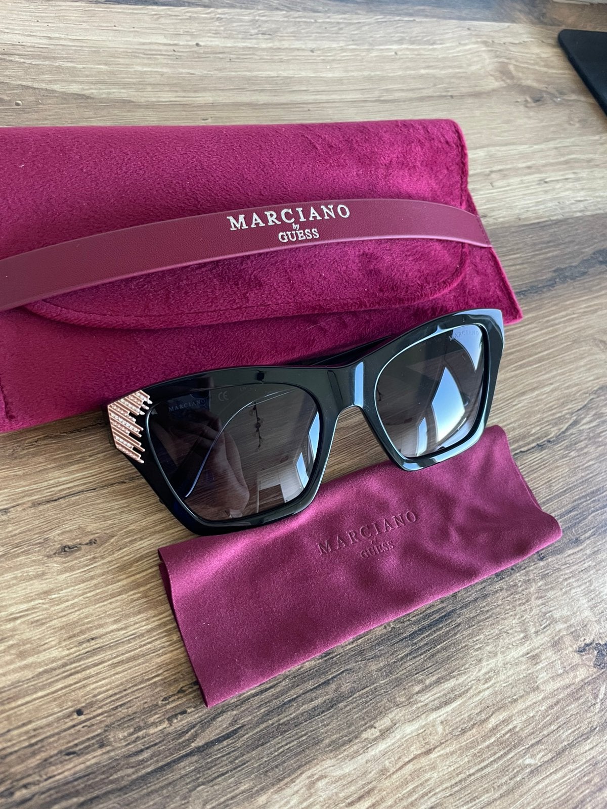 Marchiano by Guess zonnebril, Sieraden, Tassen en Uiterlijk, Overige merken, Zonnebril, Zwart, Nieuw