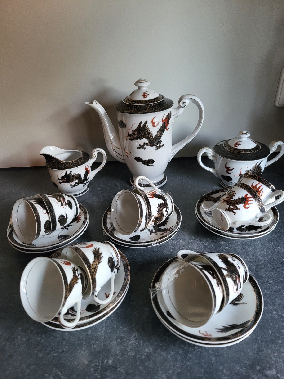 Chinees theeservies met drakenmotief, Huis en Inrichting, Keuken | Servies, Ophalen of Verzenden, Zo goed als nieuw, Overige stijlen