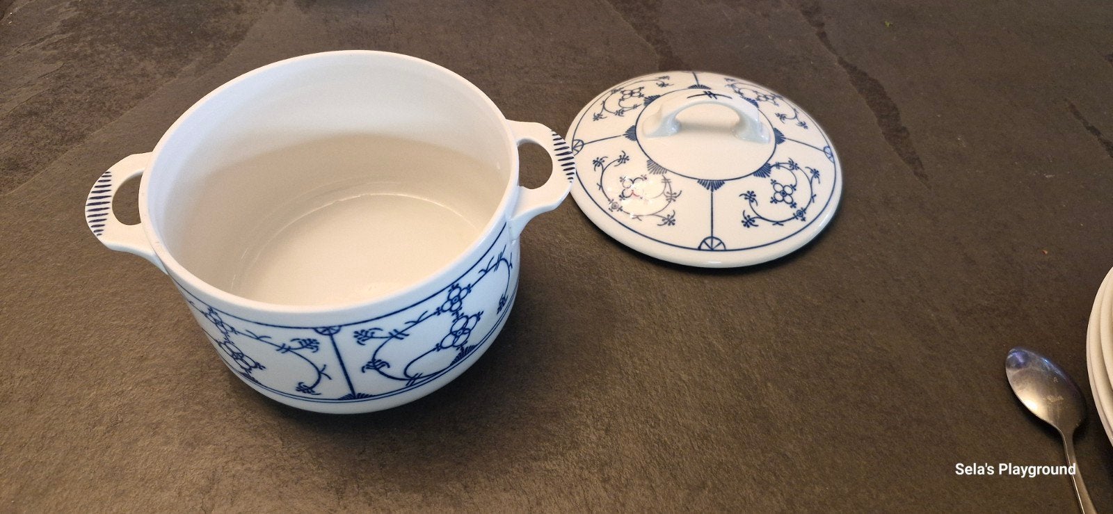 Mooie porseleinen kom met deksel, Zwiebelmuster stijl, Ophalen of Verzenden