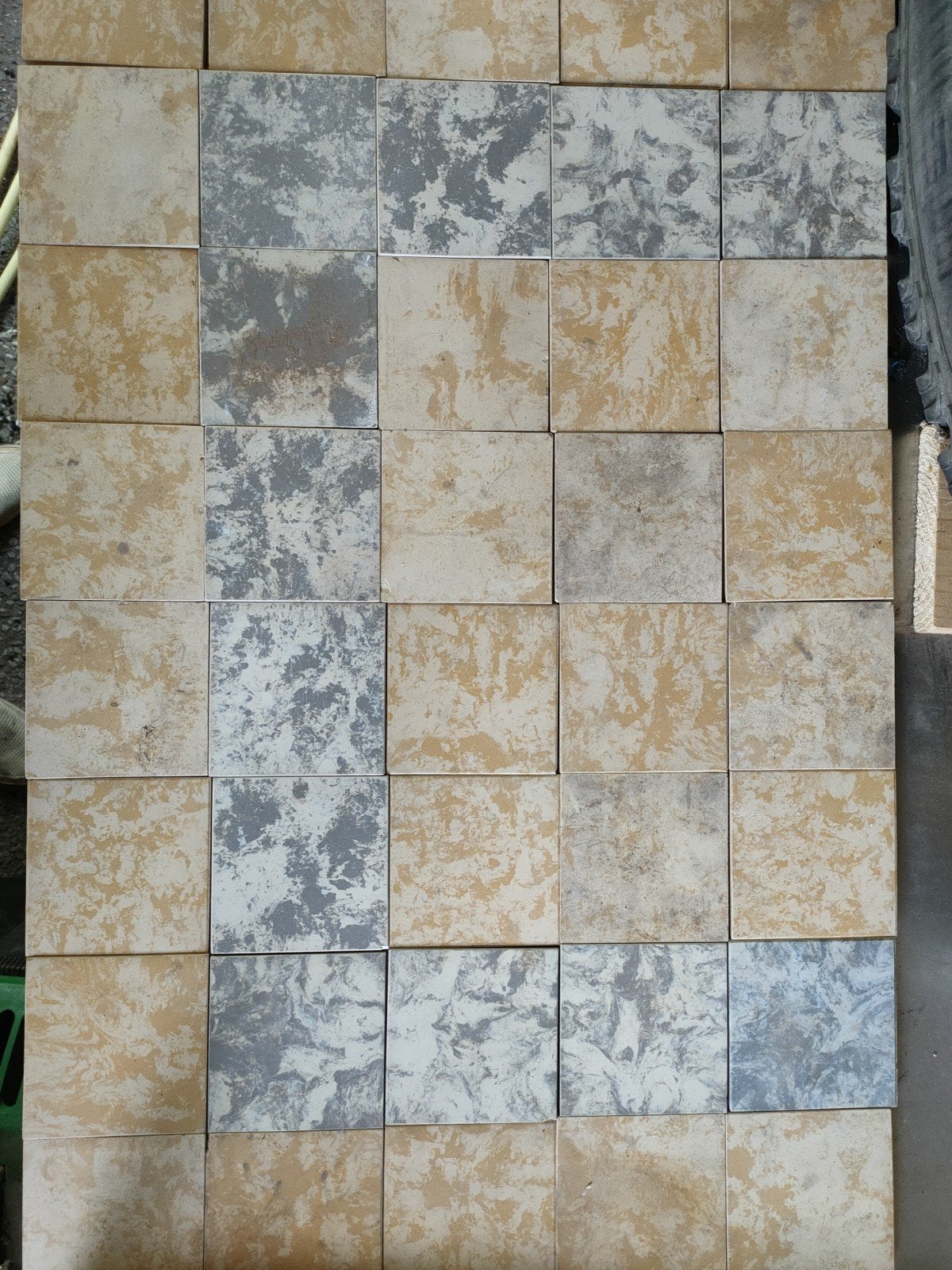 Vintage geel/grijs gewolkte Vloertegeltjes 1,8 m2, Doe-het-zelf en Verbouw, Ophalen, Keramiek, Minder dan 20 cm, Minder dan 5 m²