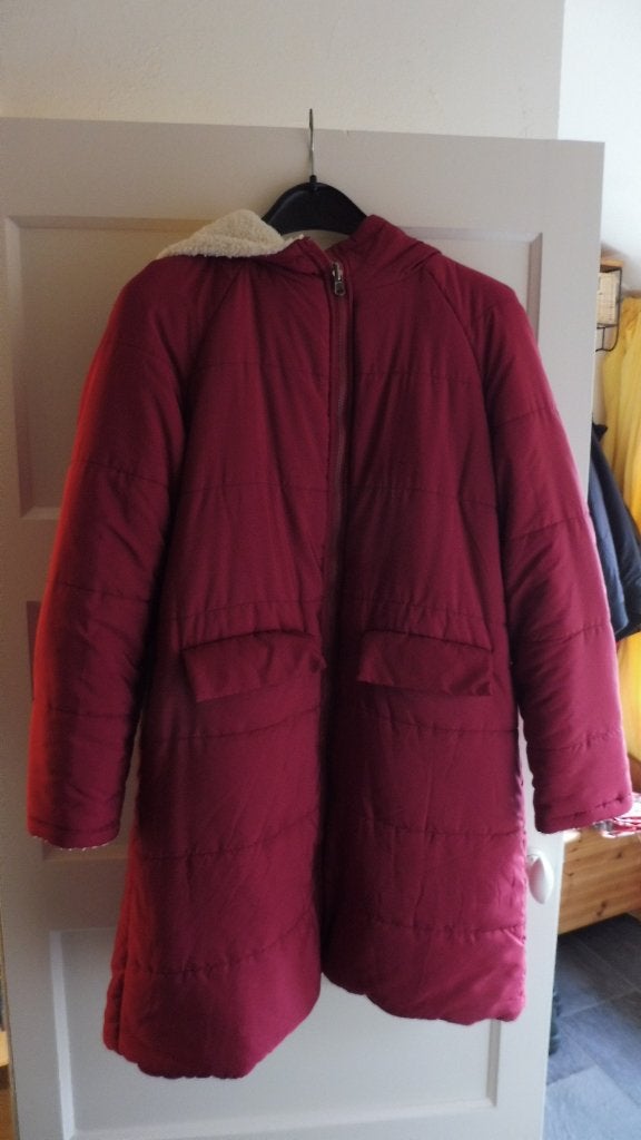 Lange rode gevoerde winterjas met capuchon, Kleding | Dames, Jassen | Winter, Ophalen, Zo goed als nieuw, Maat 38/40 (M), Rood