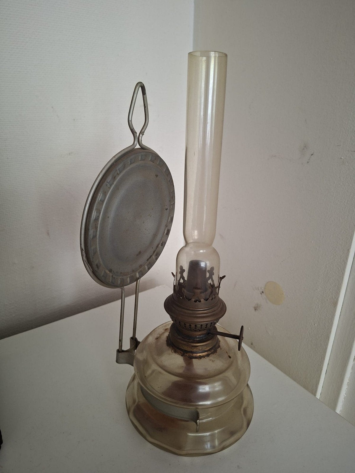 Antieke olielamp met reflector, Antiek en Kunst, Antiek | Lampen, Ophalen of Verzenden