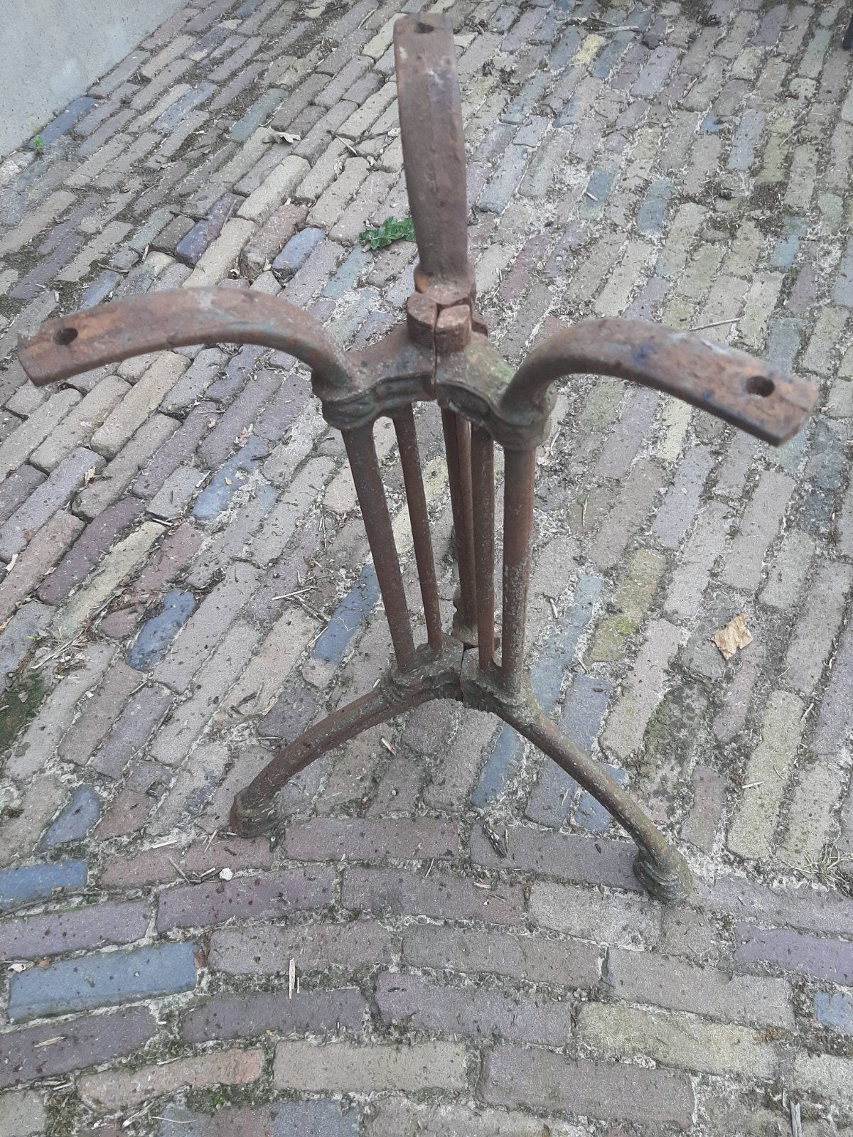 Gietijzeren tafel, Ophalen
