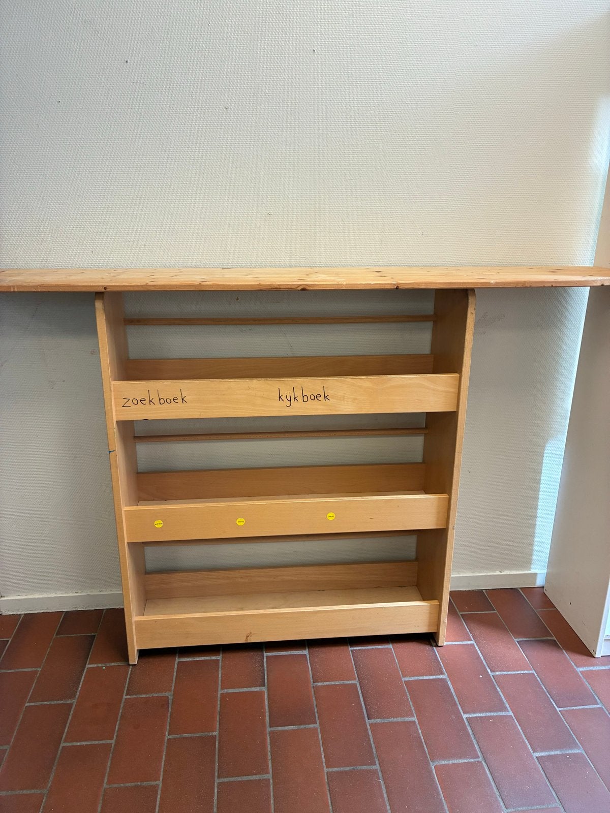 Houten show boekenkast voor kinderboeken, Ophalen, Met plank(en), Gebruikt, 100 tot 150 cm