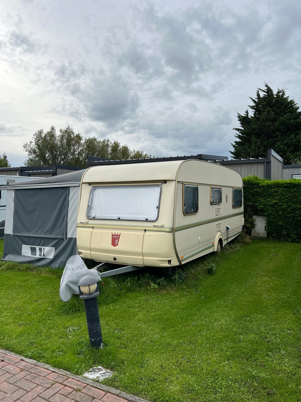 Compacte caravan met voortent - Ideaal voor starters!, Caravans en Kamperen, Overige merken, Standaardzit, Voortentlamp, 750 - 1000 kg