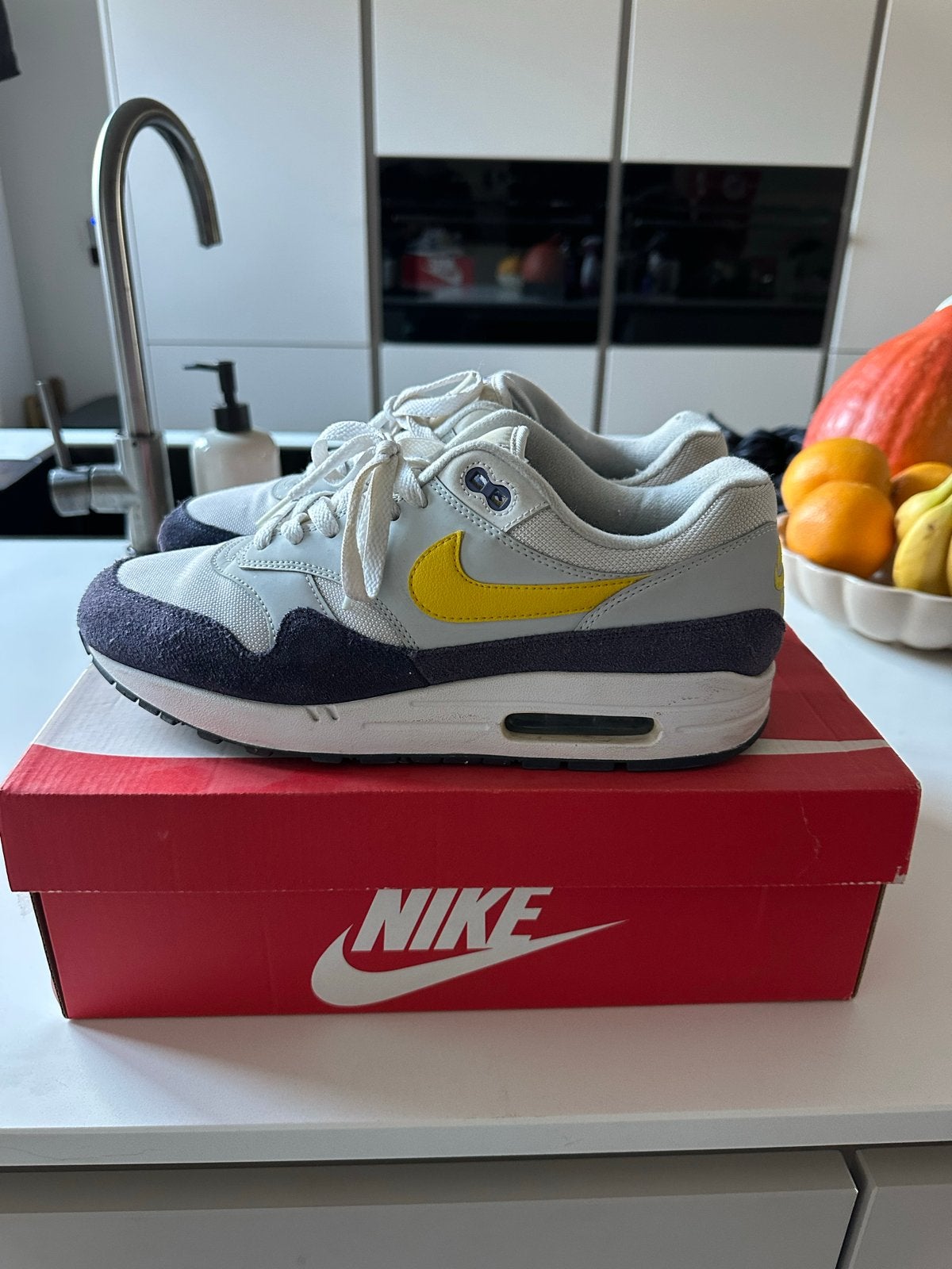 Nike Air Max 1 - White/Tour Yellow-Blue Recall EU 44, Ophalen of Verzenden, Gedragen, Overige kleuren, Sneakers of Gympen