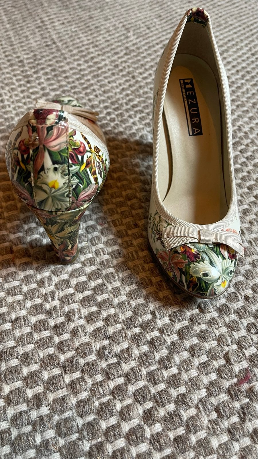 Mezura bloemenprint pumps met strik maat 36, Ophalen of Verzenden, Zo goed als nieuw, Overige kleuren, Pumps