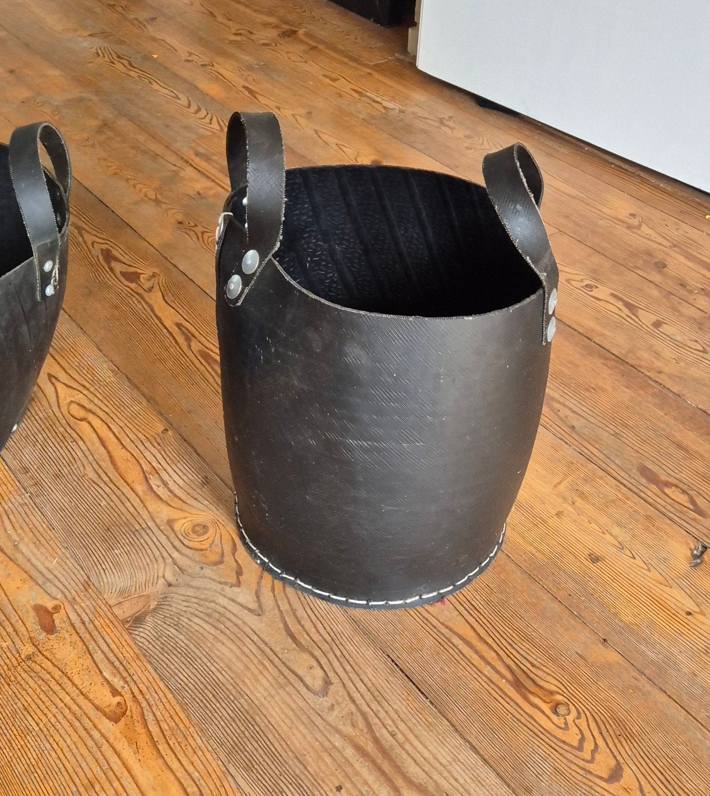 Unieke mand van gerecycled rubber, Huis en Inrichting, Woonaccessoires | Schalen en Manden, Rond, Riet, Ophalen of Verzenden