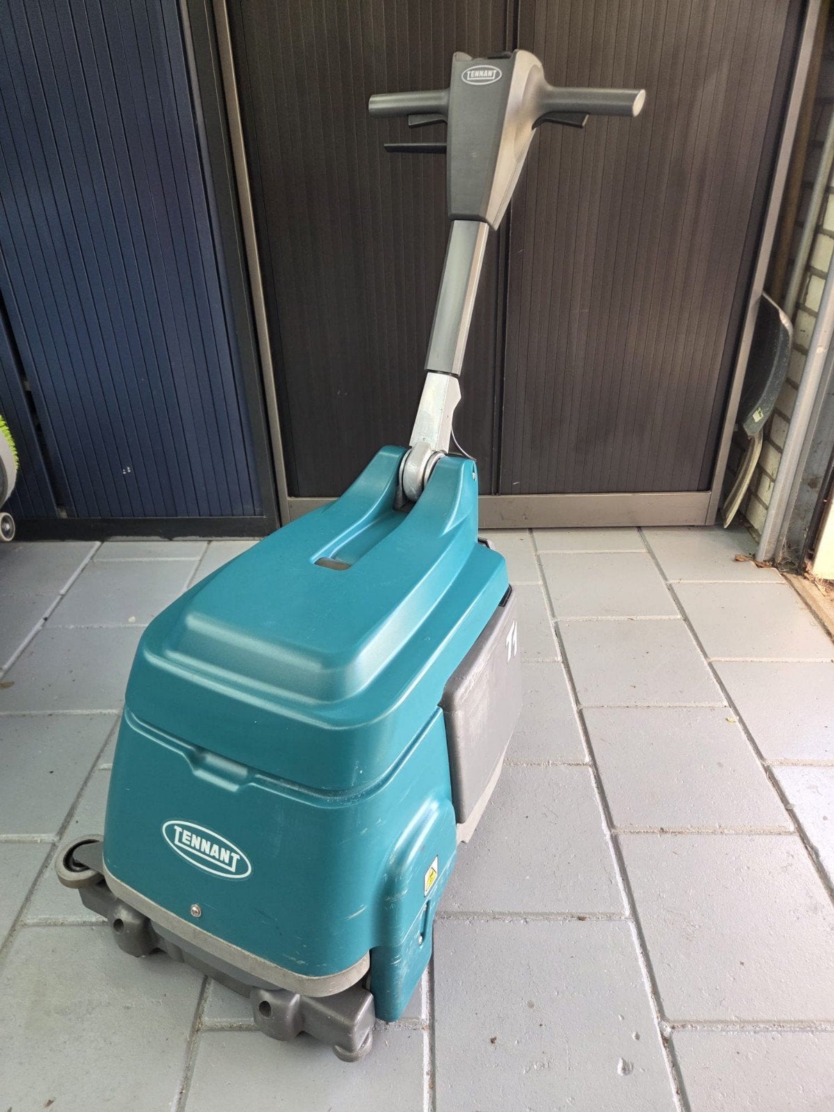 Tennant T1 Schrobzuigmachine - Compact en Efficiënt, Ophalen, Zo goed als nieuw, Schrobmachine