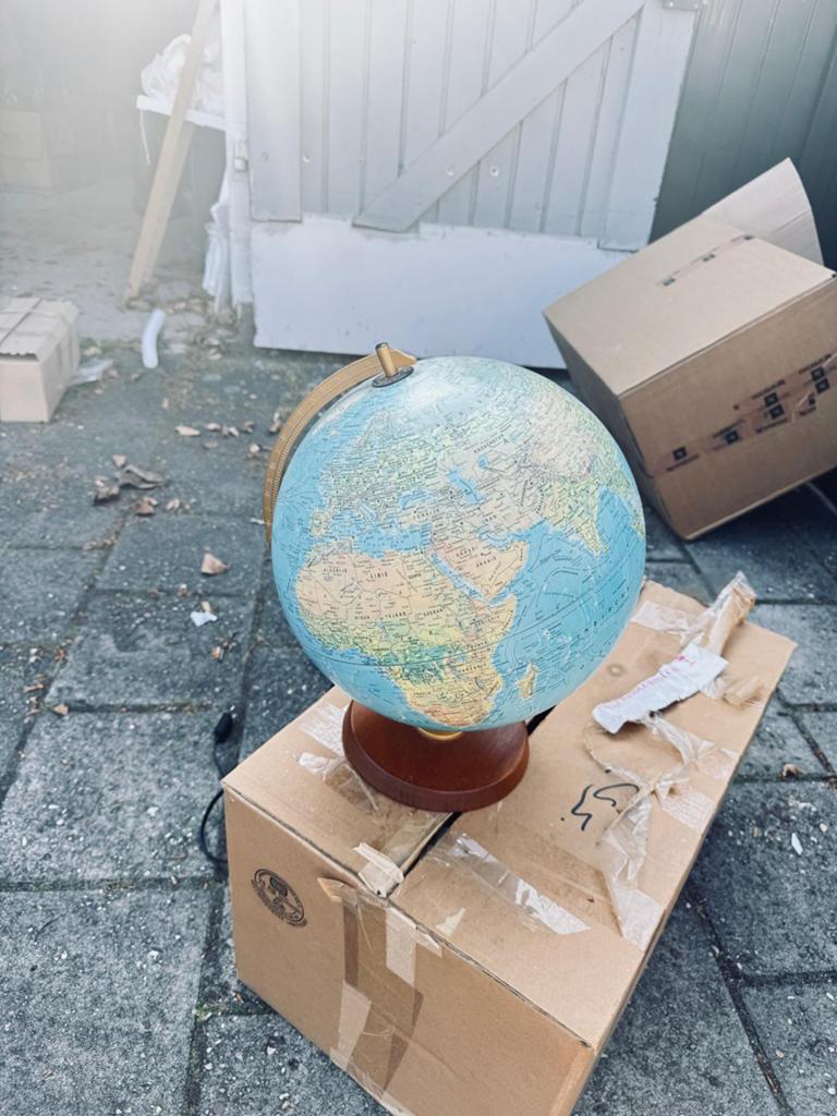 Wereldbol / globe op voet – ziet eruit als nieuw – €10, Huis en Inrichting, Woonaccessoires | Wereldbollen, Ophalen, Zo goed als nieuw