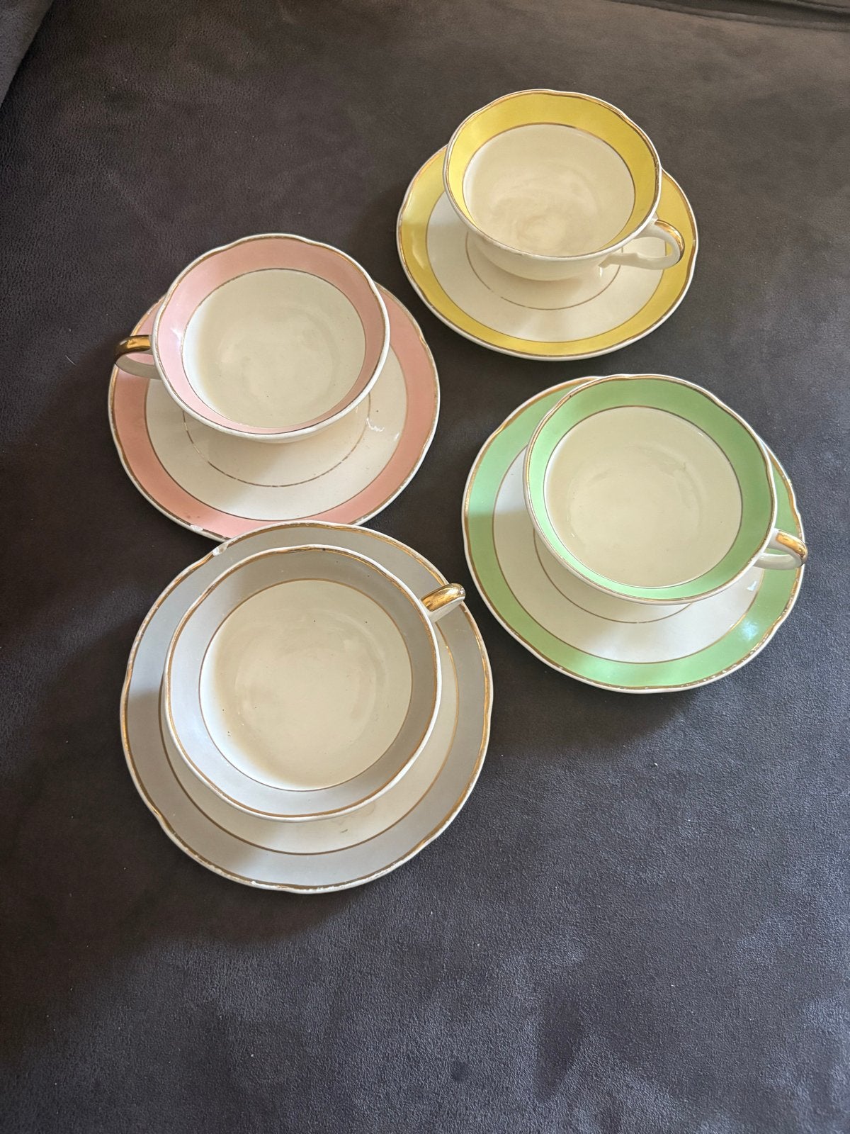 Set van 4 vintage pastelkleurige theekopjes met schotels, Ophalen