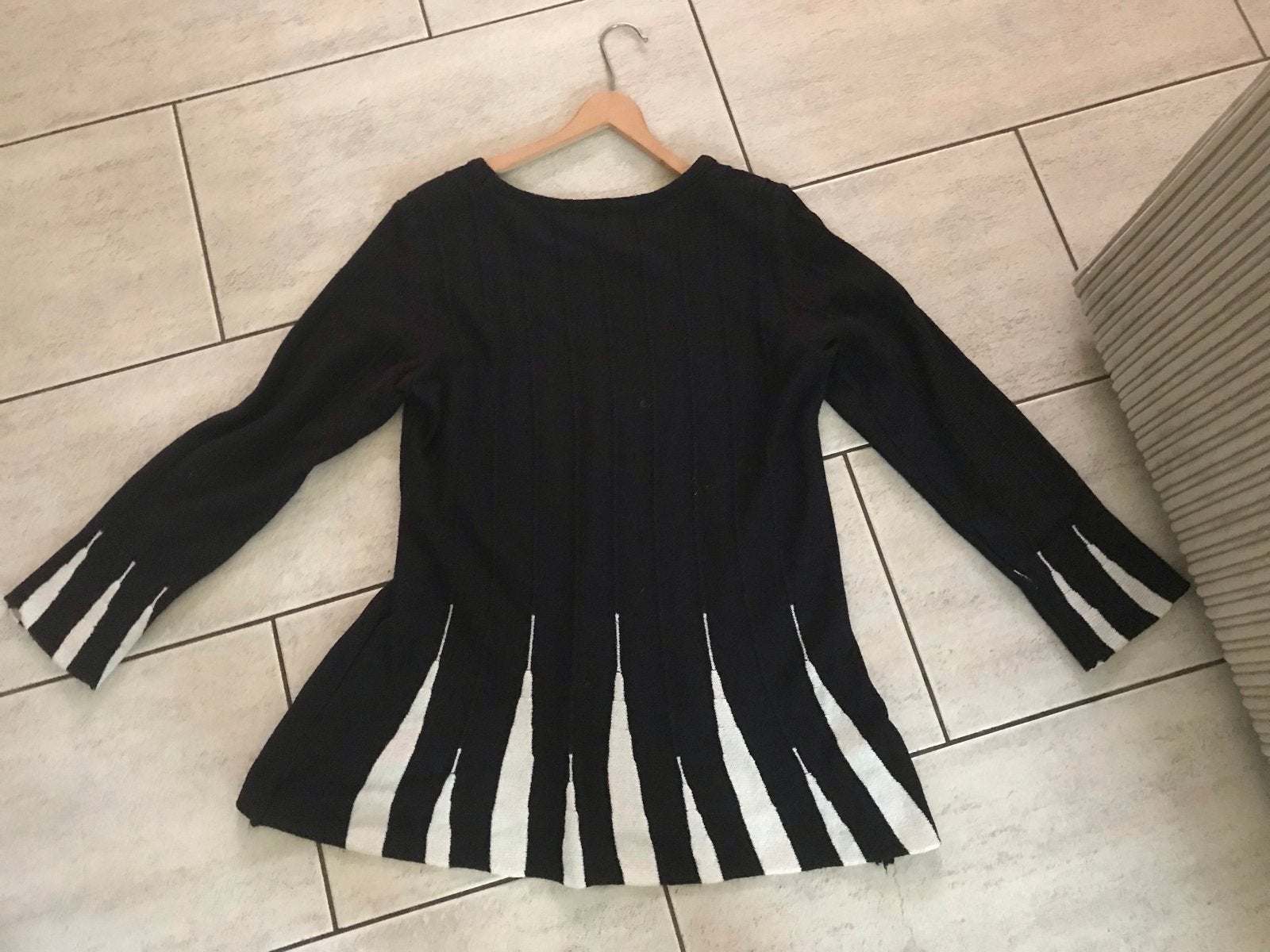 Zwarte A-lijn trui met wit detail, Maat M, Kleding | Dames, Truien en Vesten, Ophalen of Verzenden, Gedragen, Maat 38/40 (M), Zwart