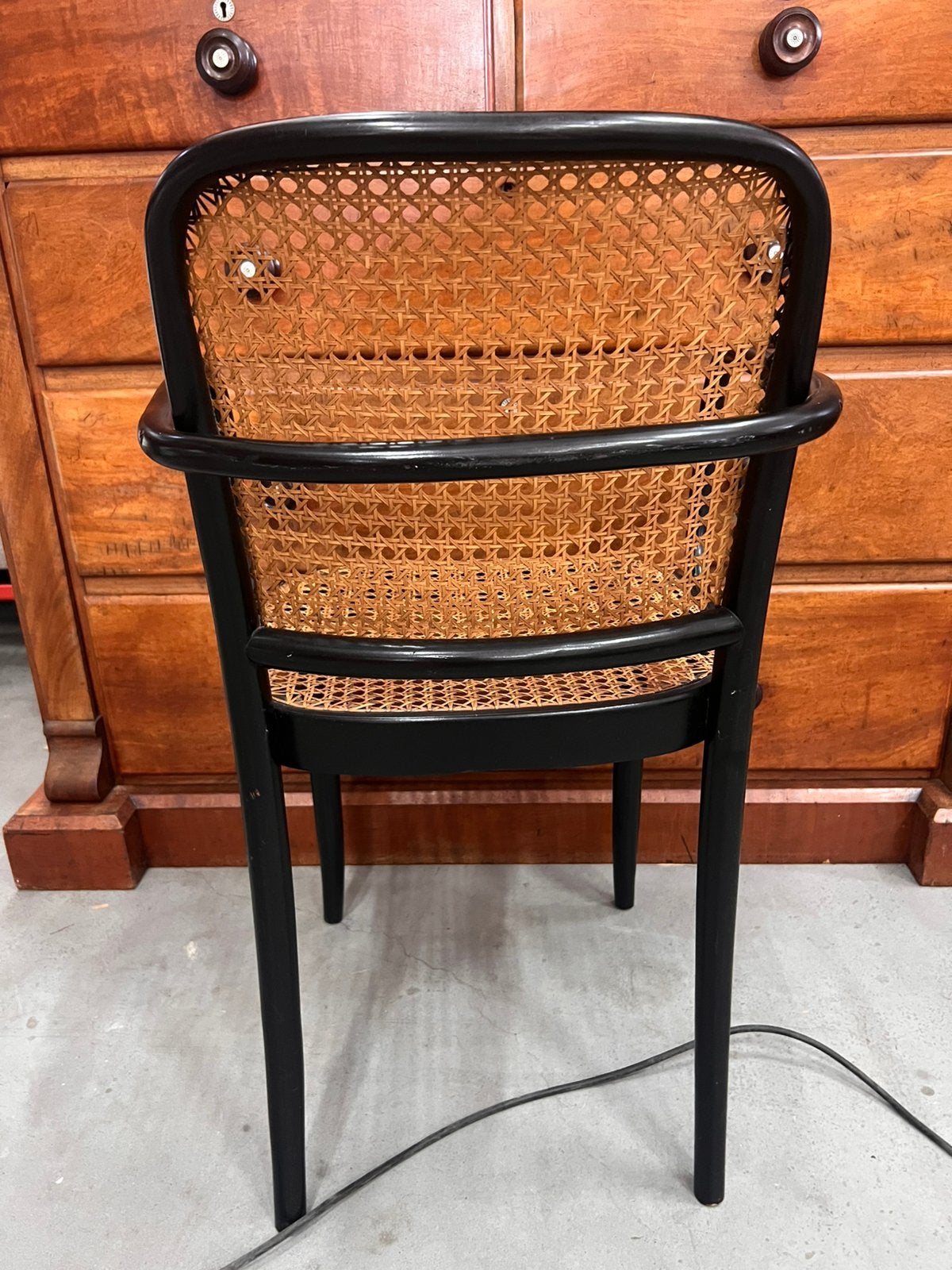 Vintage Thonet Stijl Armstoel Model 811 Zwart Webbing Rattan, Ophalen