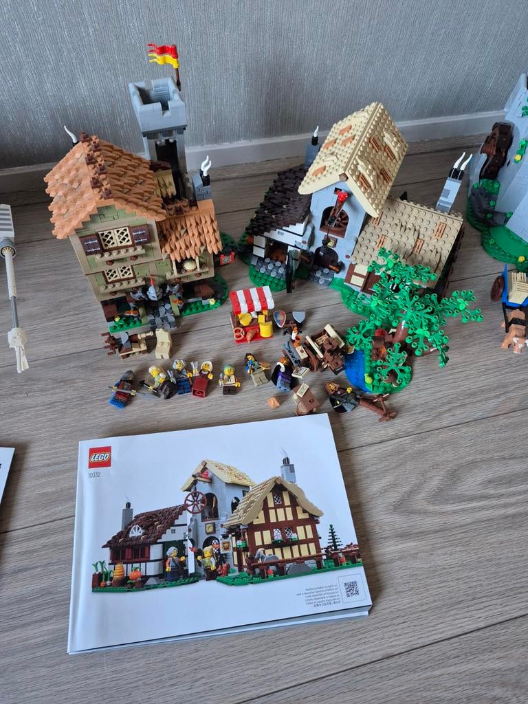 Lego medieval town square 10332, Kinderen en Baby's, Speelgoed | Duplo en Lego, Ophalen of Verzenden, Zo goed als nieuw, Complete set