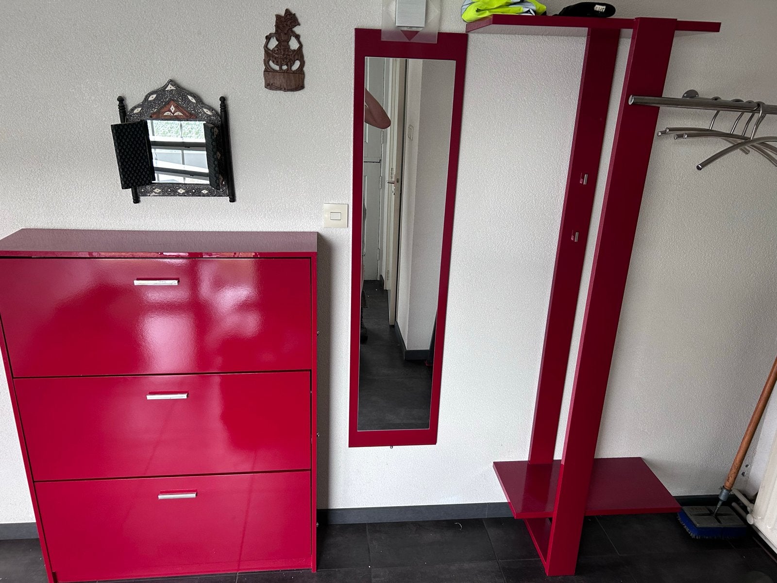 Rode schoenenkast met spiegel en kapstok, Ophalen, Gebruikt