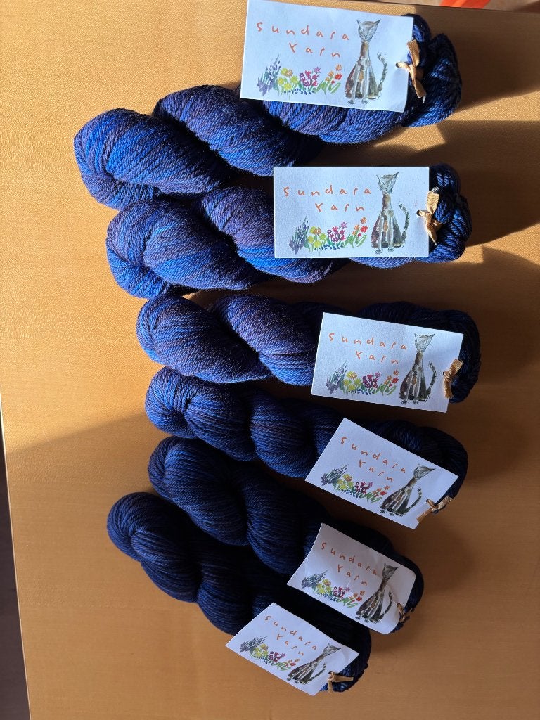 KOOPJE: Handgeverfd breigaren in stralend blauw * wintertrui, Hobby en Vrije tijd, Ophalen of Verzenden, Nieuw, Breien of Haken