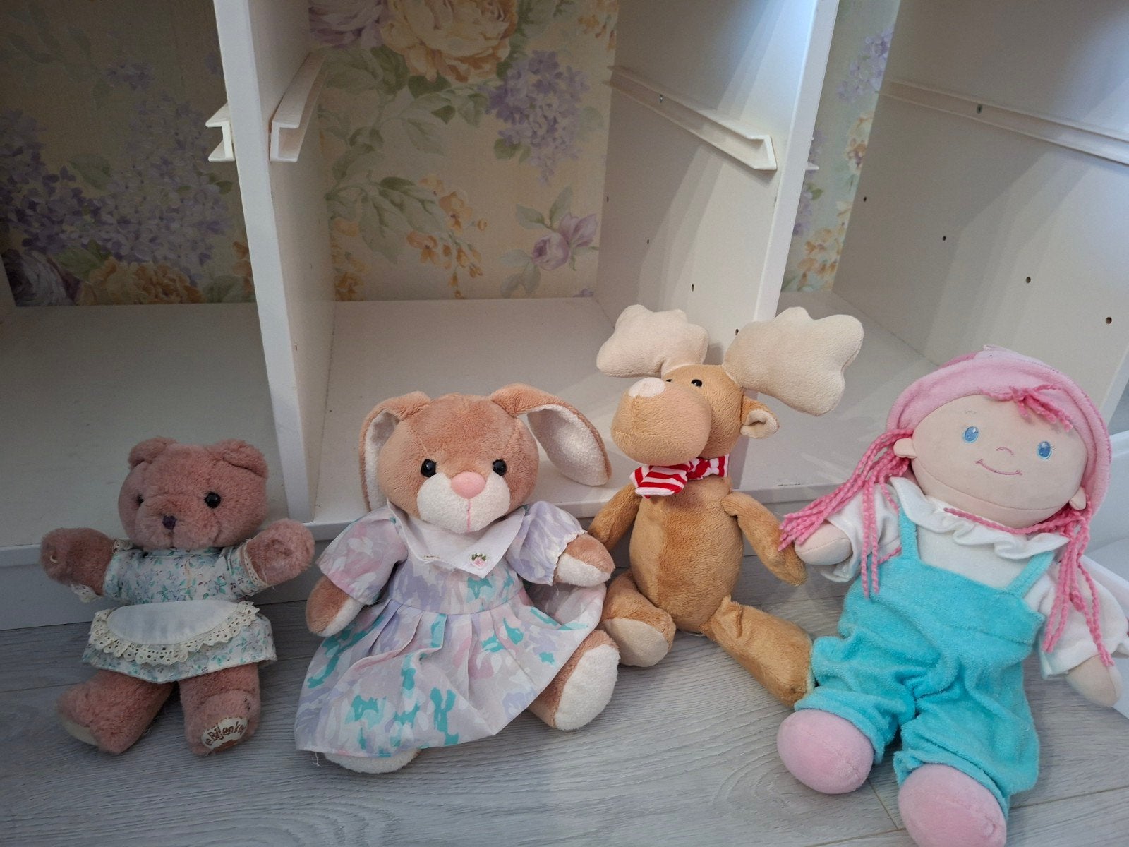 4 schattige knuffels: beer, konijn, eland en pop, Gebruikt, Beer, Ophalen of Verzenden, Middelgroot (20 tot 80 cm)