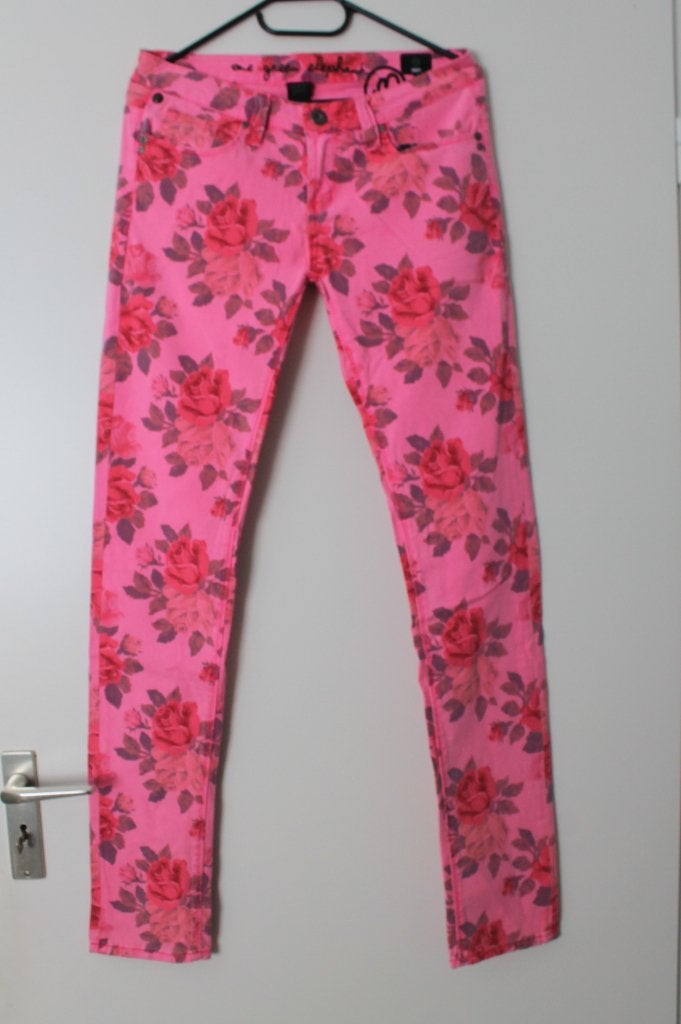 One Green Elephant roze broek met roosmotief maat 38, Kleding | Dames, Maat 38/40 (M), Verzenden, Nieuw, Roze