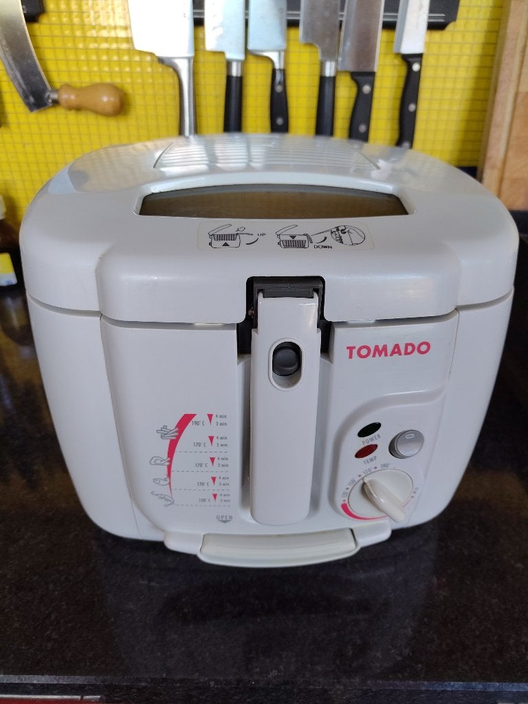Tomado Frituurpan - Wit, weinig gebruikt, Witgoed en Apparatuur, 2 tot 3 liter, Ophalen, Gebruikt, Uitneembare binnenpan