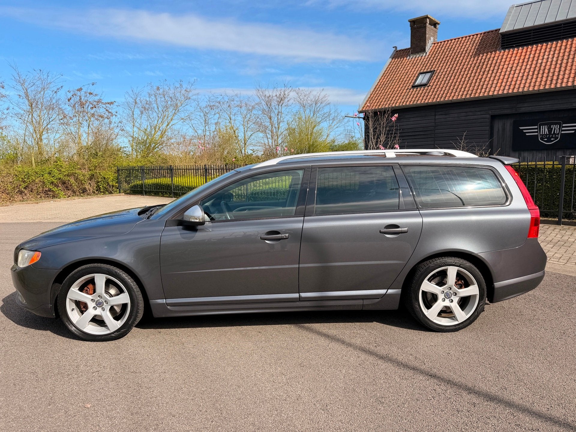 Volvo V70 2.0T R-Edition 200PK AUTOMAAT LEER NAVI XENON, Auto's, Volvo, Euro 5, Zwart, 4 cilinders, 203 pk