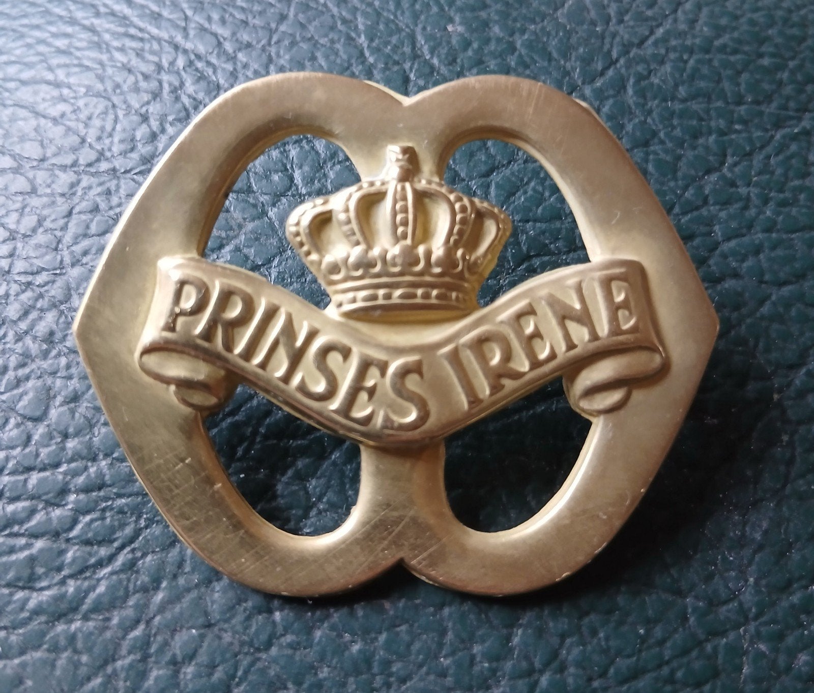 Oud koperen baret embleem Prinses Irene, Ophalen of Verzenden, Landmacht, Nederland, Embleem of Badge