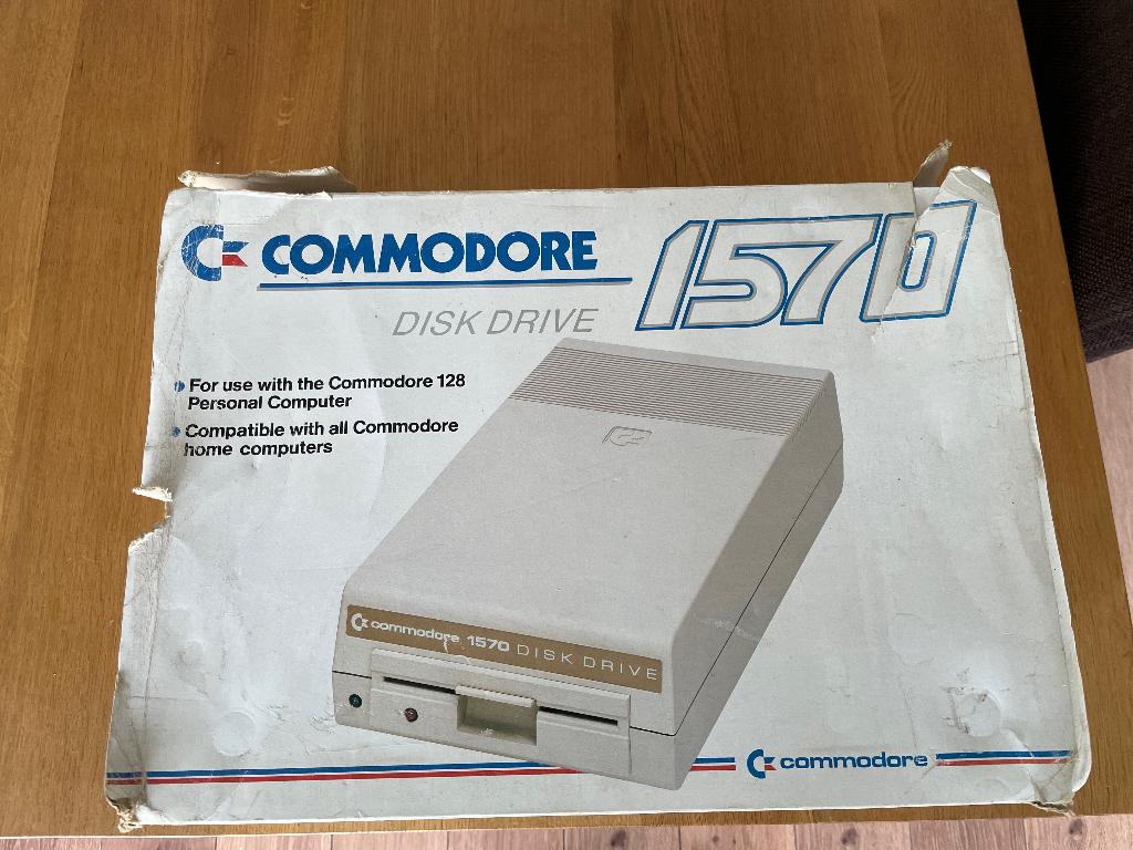 Commodore 1570 Disk Drive In doos en nog mooi van kleur, Computers en Software, Vintage Computers, Ophalen