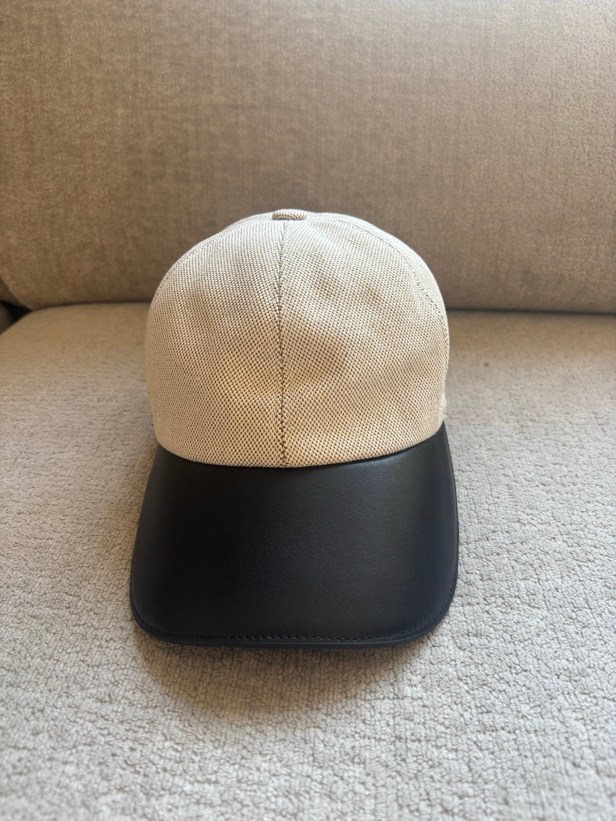 Hermes Pet met Leren Klep - Nieuw met Label 58 cm, Kleding | Dames, Hoeden en Petten, Ophalen of Verzenden, Nieuw, 58 cm (L, 7¼ inch) of meer