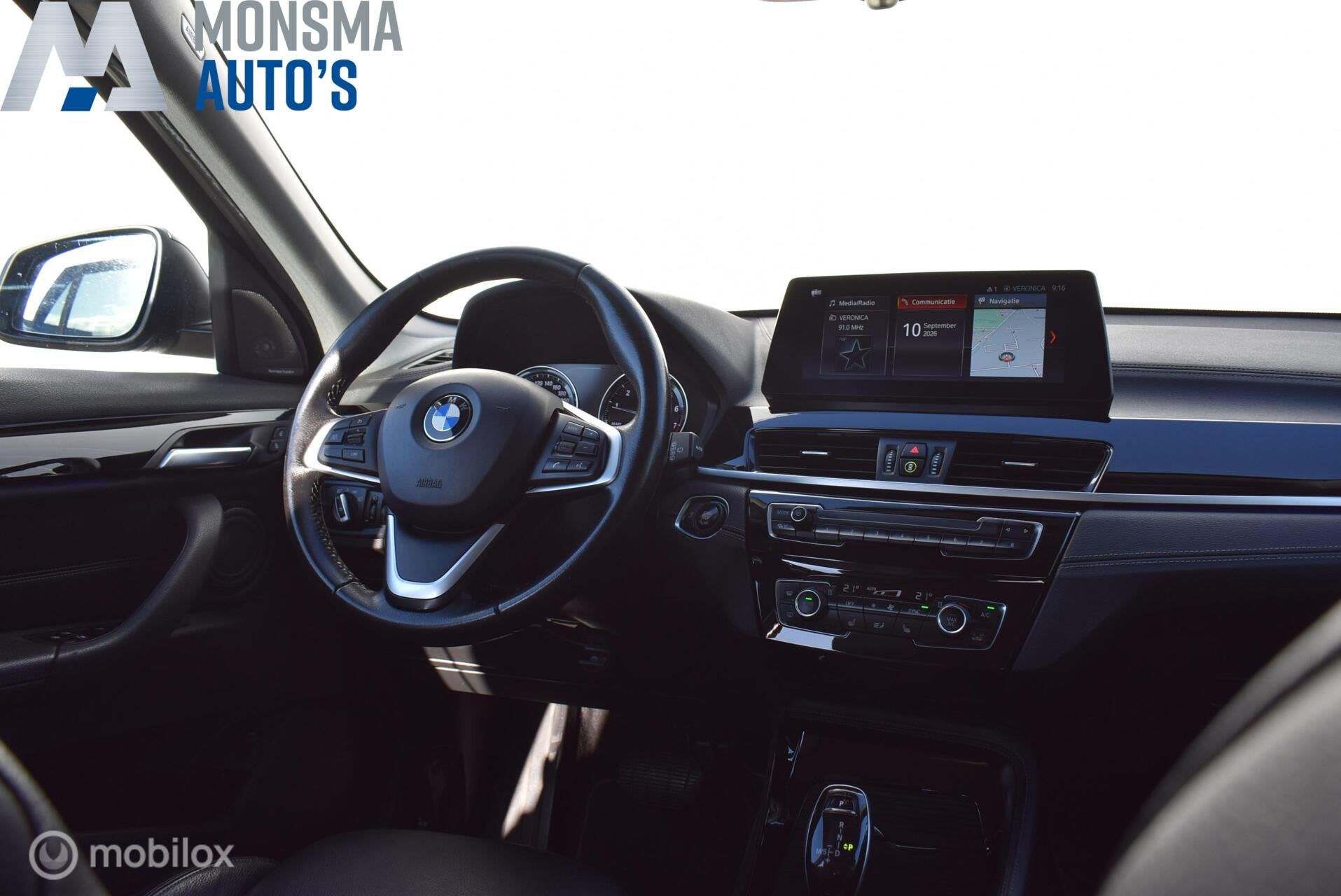 BMW X1 sDrive20i Schwarz ll Leder Sportstoel H/K HUD LED DAB, Auto's, 1998 cc, Zwart, Bedrijf, SUV of Terreinwagen