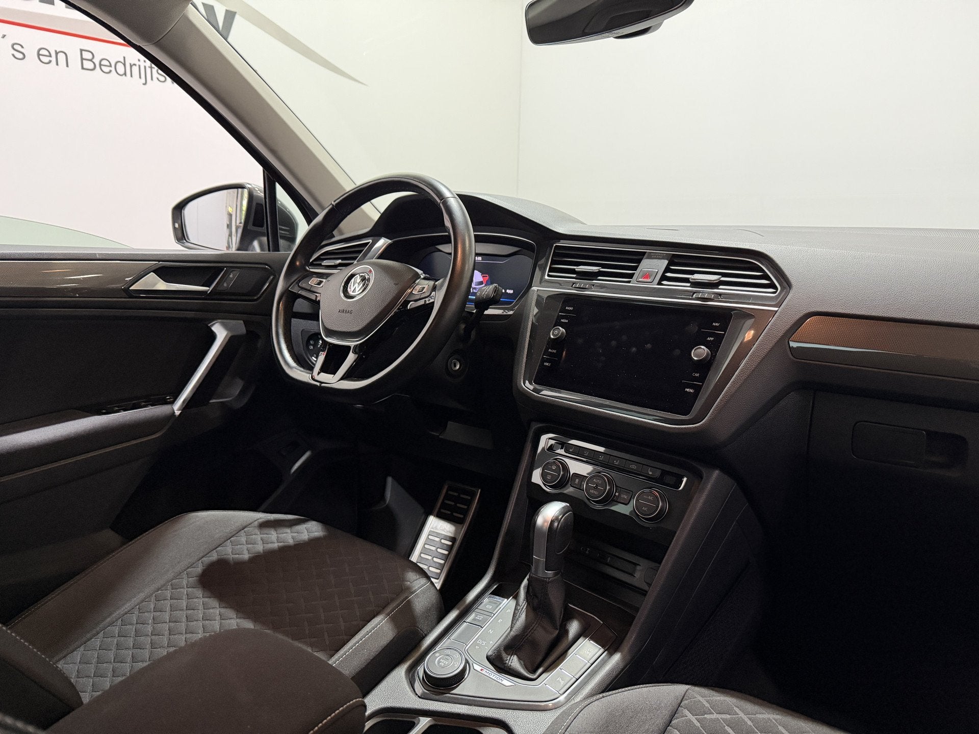 Volkswagen Tiguan 2.0 TSI 4Motion R-Line - Navi / Bluetooth, Auto's, Automaat, Gebruikt, Euro 6, 4 cilinders